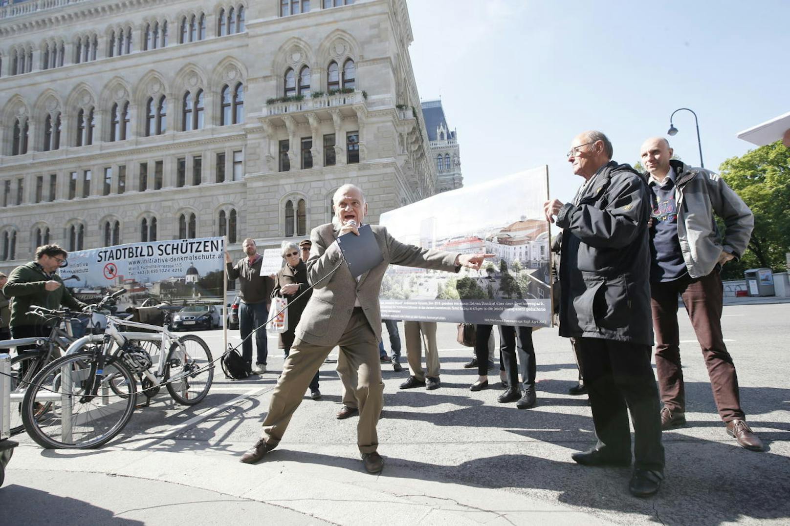 Die Gegner des Heumarkt-Projekts demonstrierten am Mittwoch vor dem Rathaus.