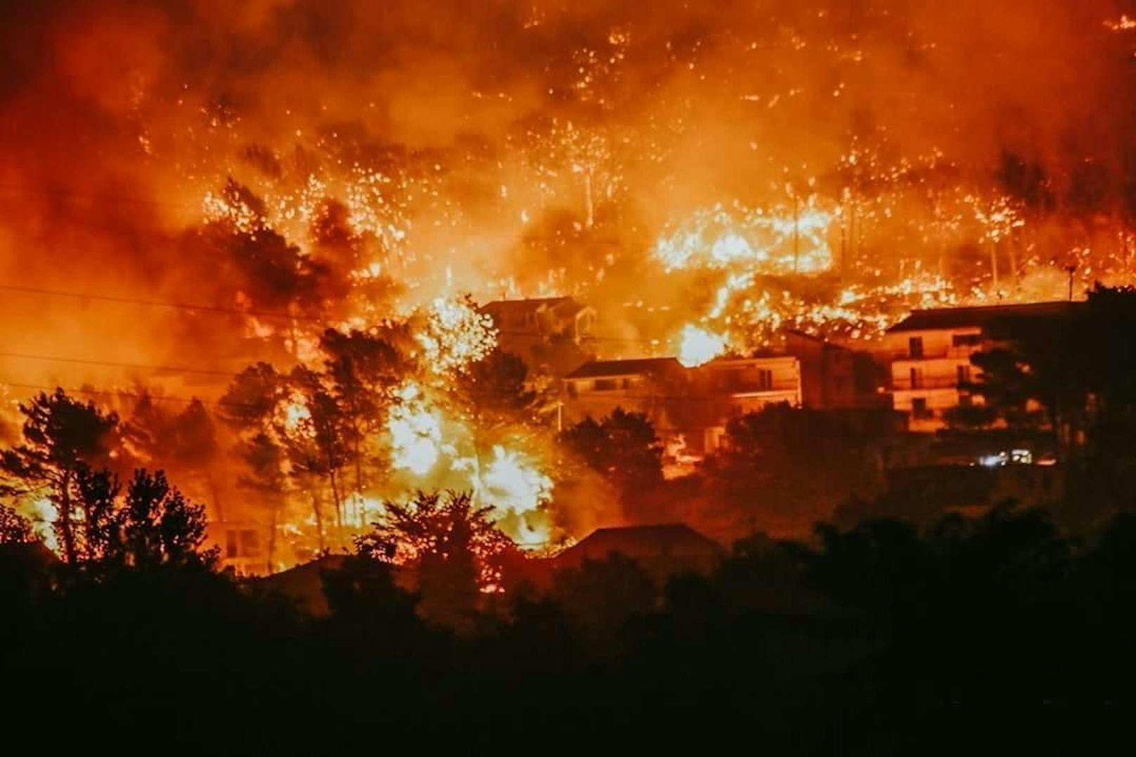 An der Adriaküste verschlangen die Flammen Tausende Hektar Land. Leserreporter teilten ihre Fotos mit der "Heute"-Community.