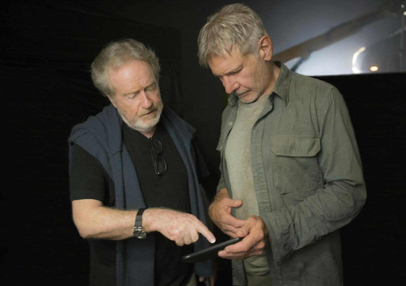 Ridley Scott (li.) und Harrison Ford am Set von "Blade Runner 2049"