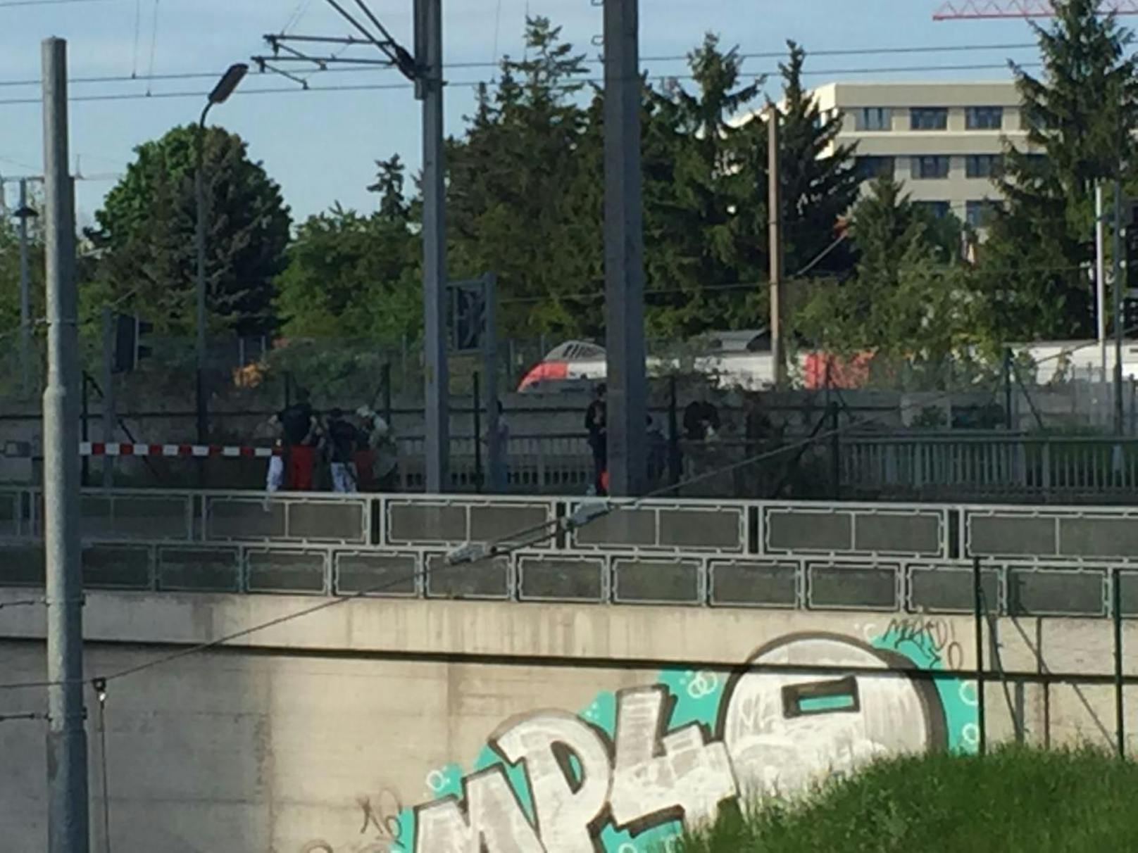 Ein Fußgänger wurde beim Versuch, die Gleise zu überqueren, von einem Zug angefahren.