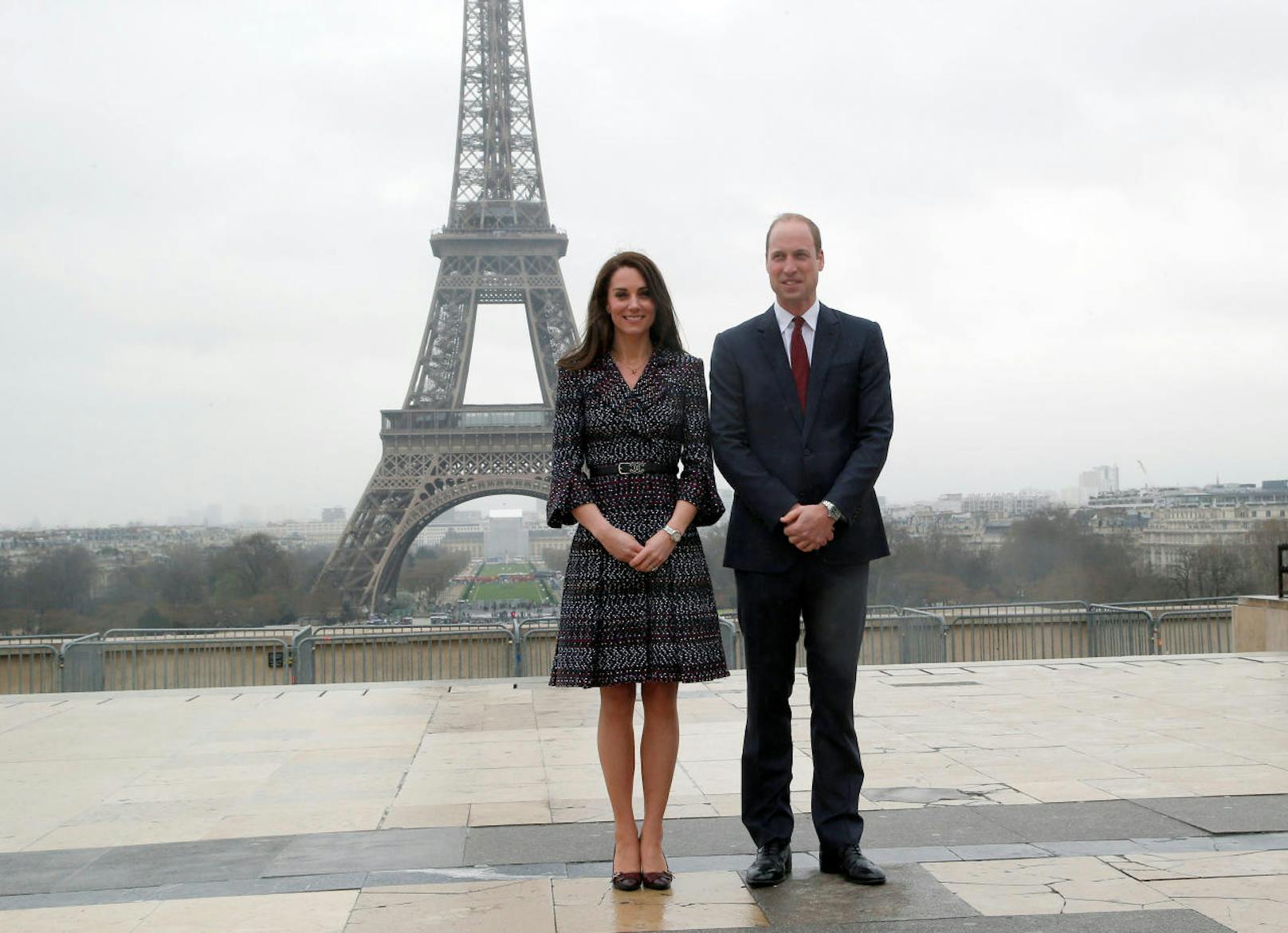 Prinz William und Herzogin Kate am 18. März 2017 vor dem Eiffelturm.
