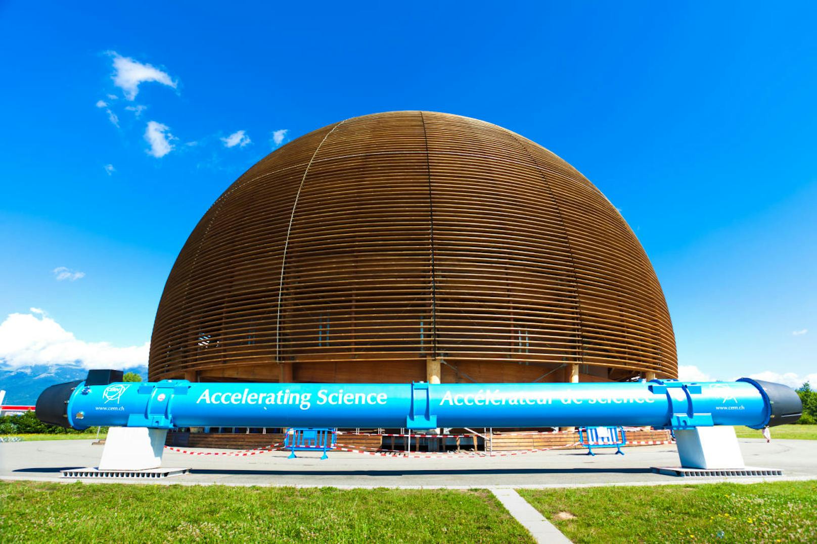 Beginnen wir gleich in <b>der Schweiz</b>: Das Cern, eine Abkürzung für Europäisches Kernforschungsinstitut, ist weltweit bekannt und ein Hotspot für Physik-Interessierte. Teilchenphysik, neue Erkenntnisse in der Wissenschaft und Spitzentechnologie sind hier allgegenwärtig.