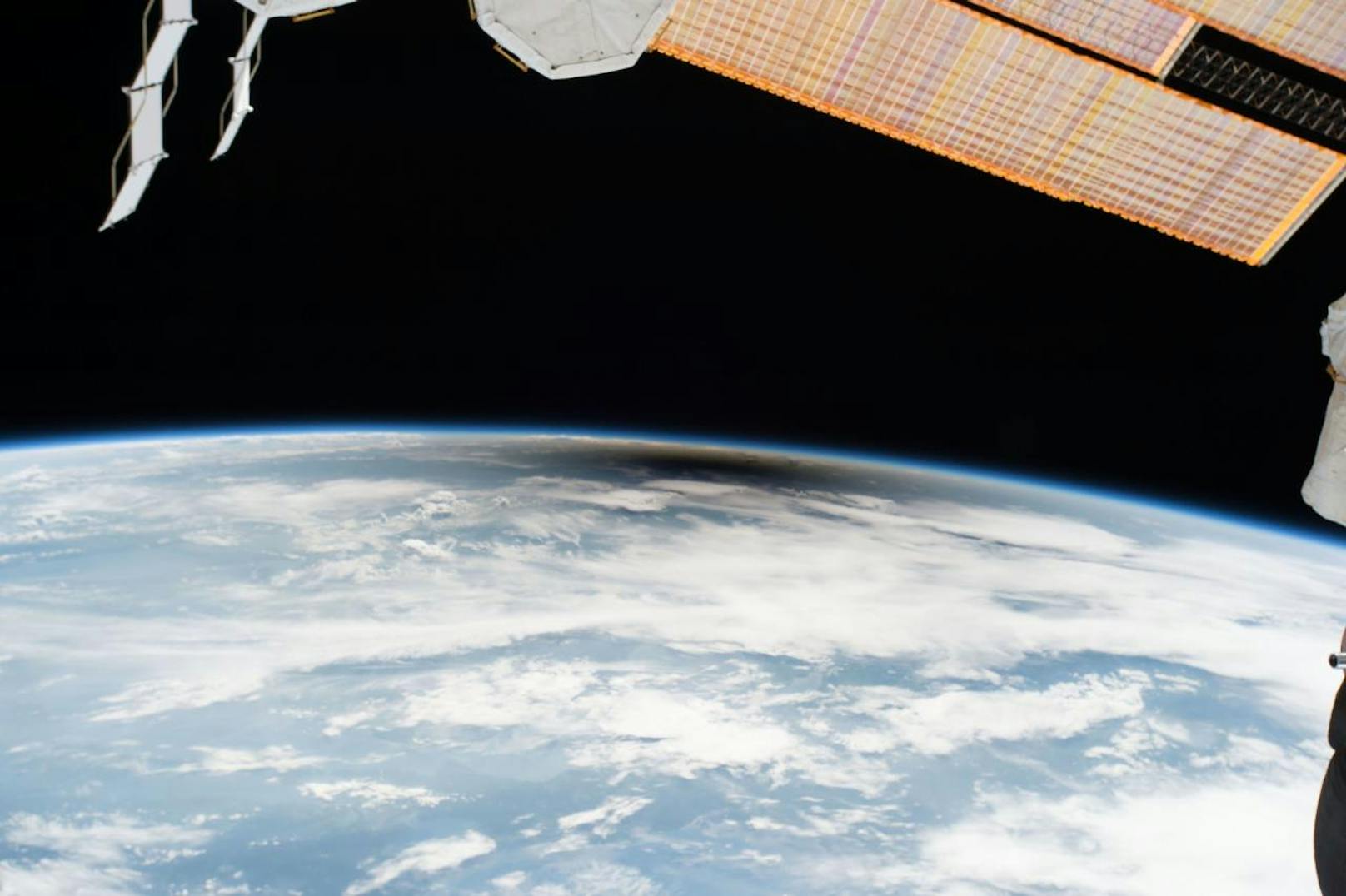 Während der Sonnenfinsternis kreuzte die ISS drei Mal die Bahn des Kernschattens, doch nur bei ihrer zweiten Umrundung war die sogenannte Umbra zu sehen.