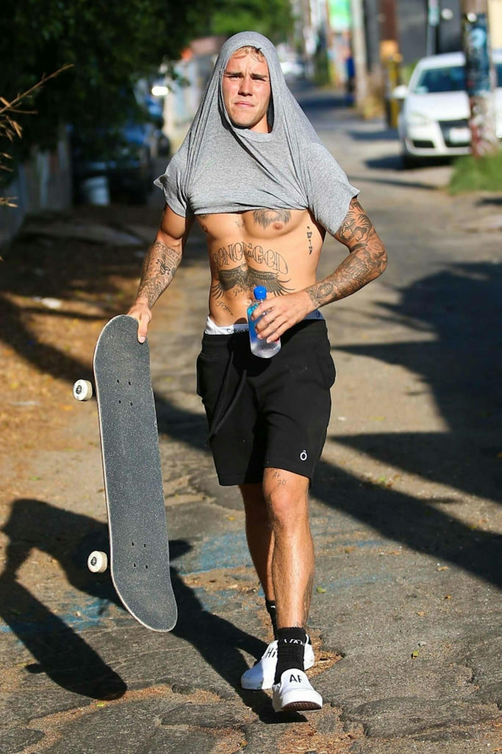 Justin Bieber beim Skateboarden
