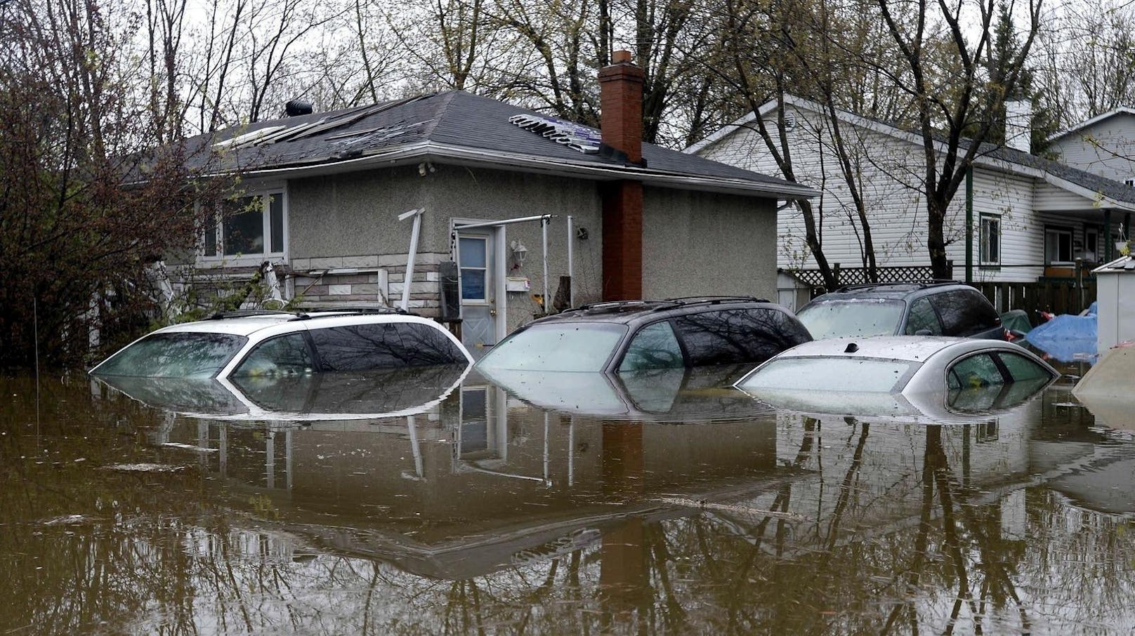 Rette sich, wer kann: Ihre Autos mussten die Bewohner im Wasser zurücklassen.