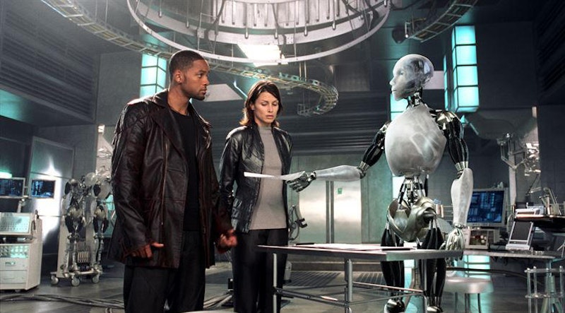 Von links: Del Spooner (Will Smith), Susan Calvin (Bridget Moynahan) und Roboter Sonny (Alan Tudyk) ermitteln in einem vermeintlichen Fall von Selbstmord.