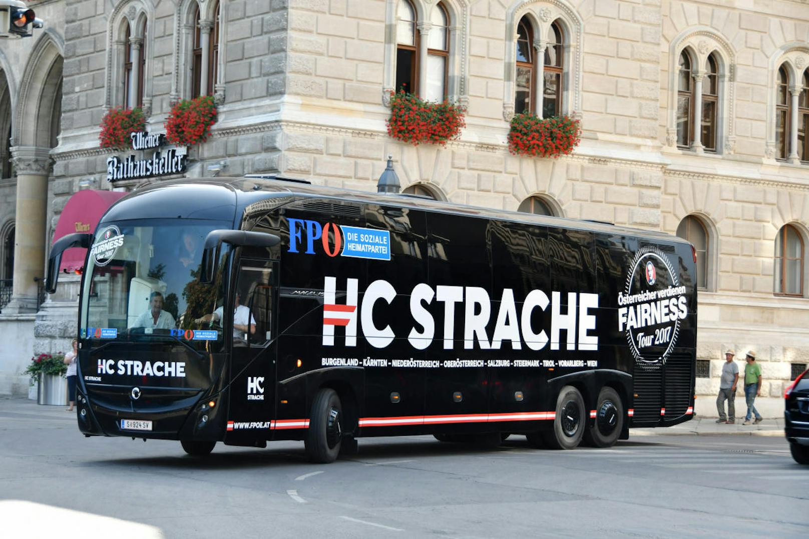 FPÖ ist mit diesem Bus auf Wahlkampftour.