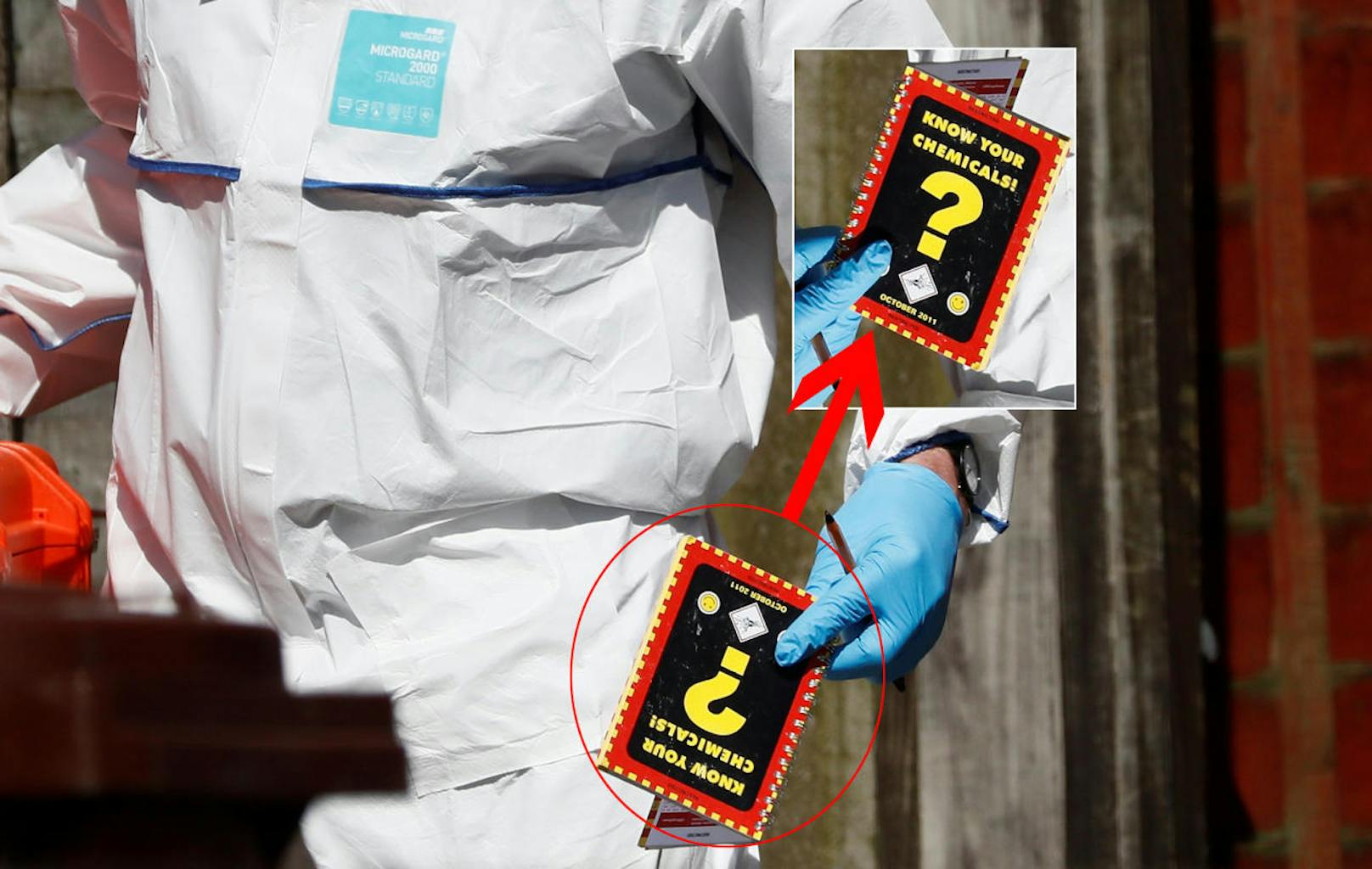 Bei der Durchsuchung des Hauses des Attentäters wurde ein makabres Büchlein gefunden: "Know your Chemicals" steht darauf: "Kenne deine Chemikalien"