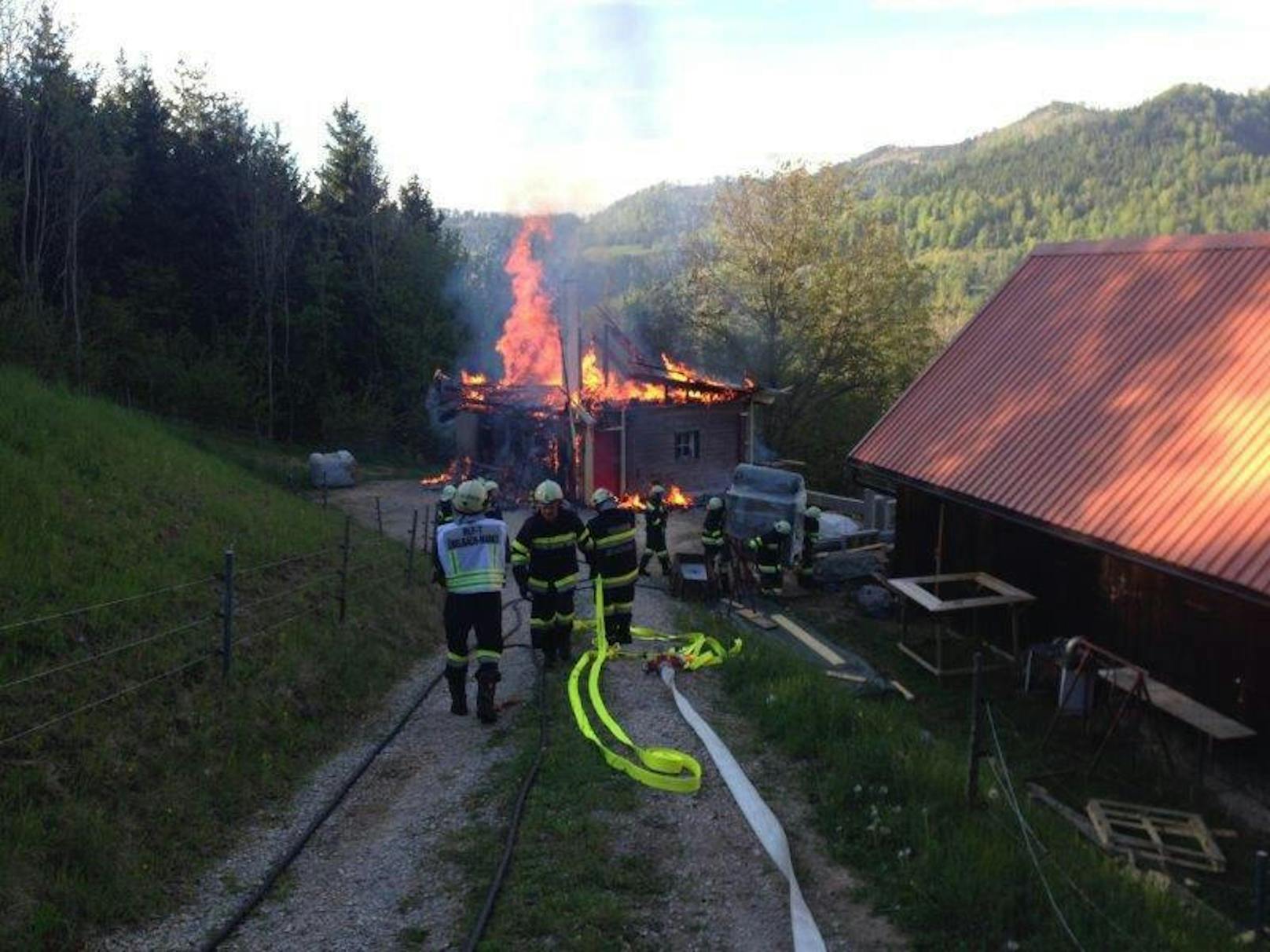 Das entlegene Wochenendhaus brannte vollständig ab. Die Feuerwehren konnten nur noch ein Übergreifen der Flammen auf den nahen Wald verhindern.