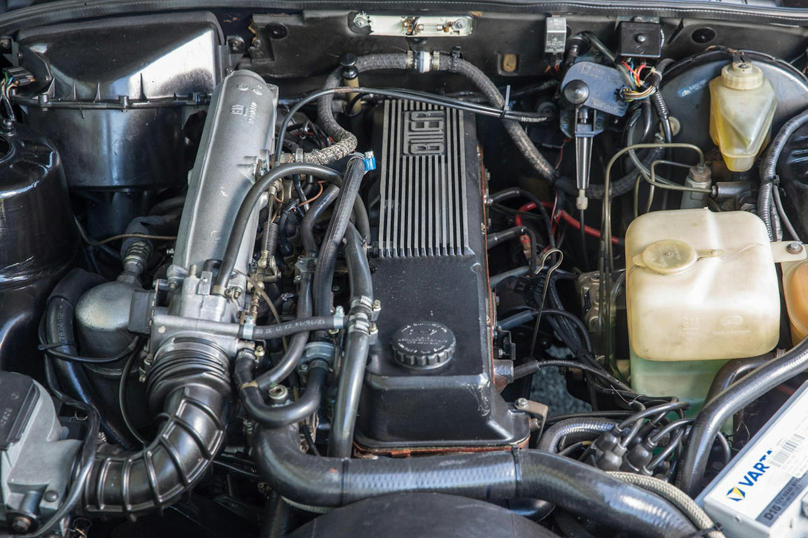 Der Reihensechszylindermotor stammt aus dem Opel Senator/Monza 3.0E.