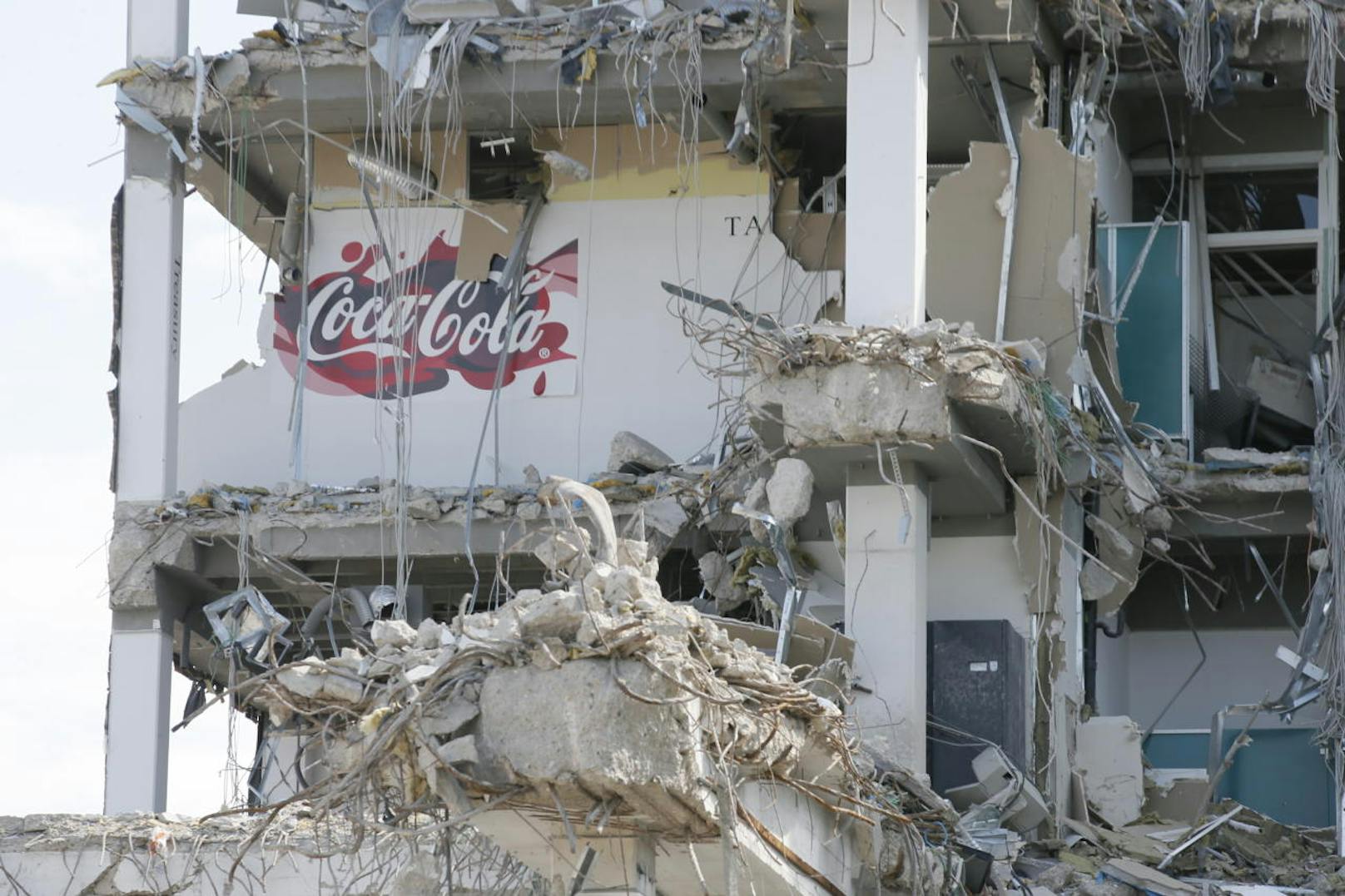 Der Abriss der ehemaligen Coca-Cola-Fabrik hat bereits begonnen