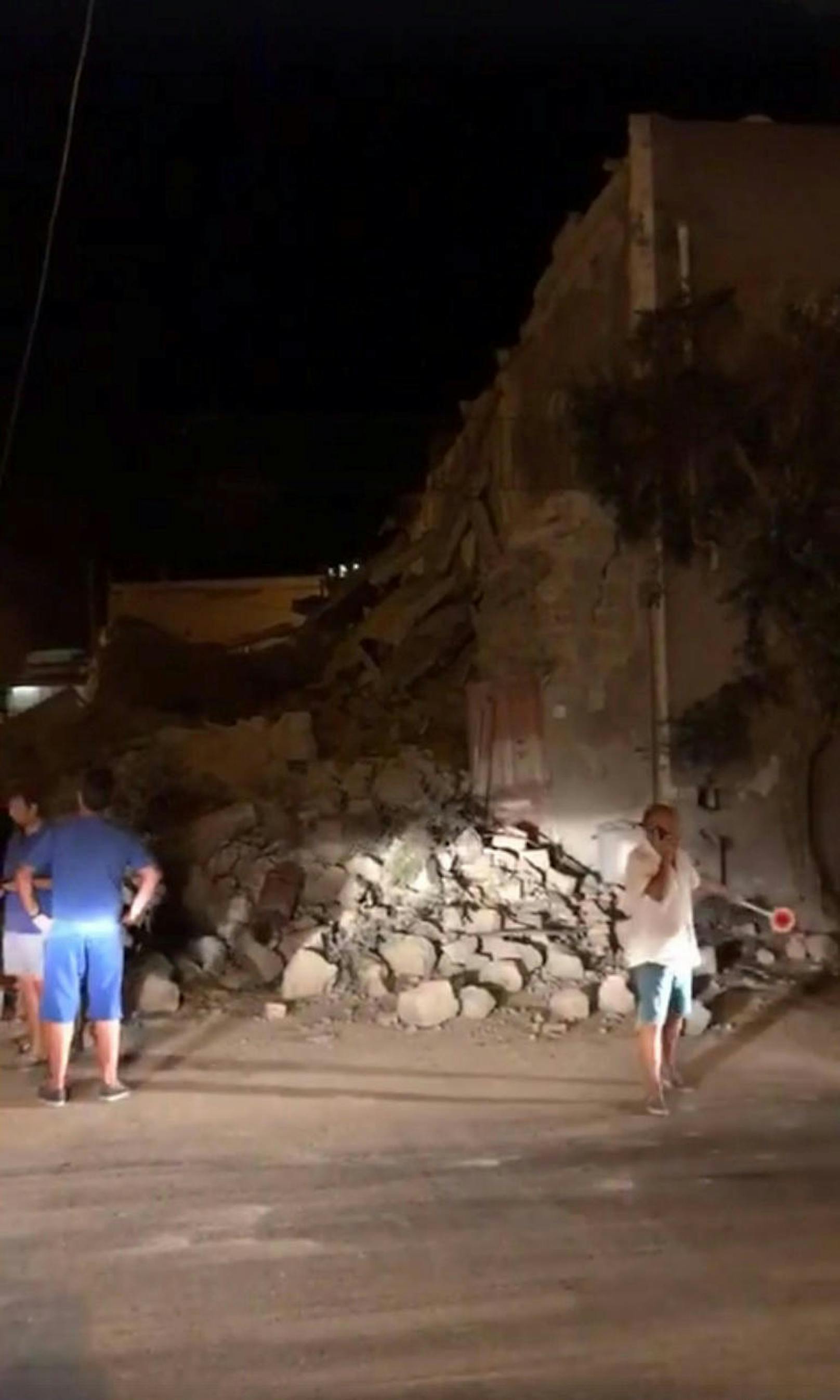 Erdbeben auf italienischer Urlaubsinsel: Zwei Tote