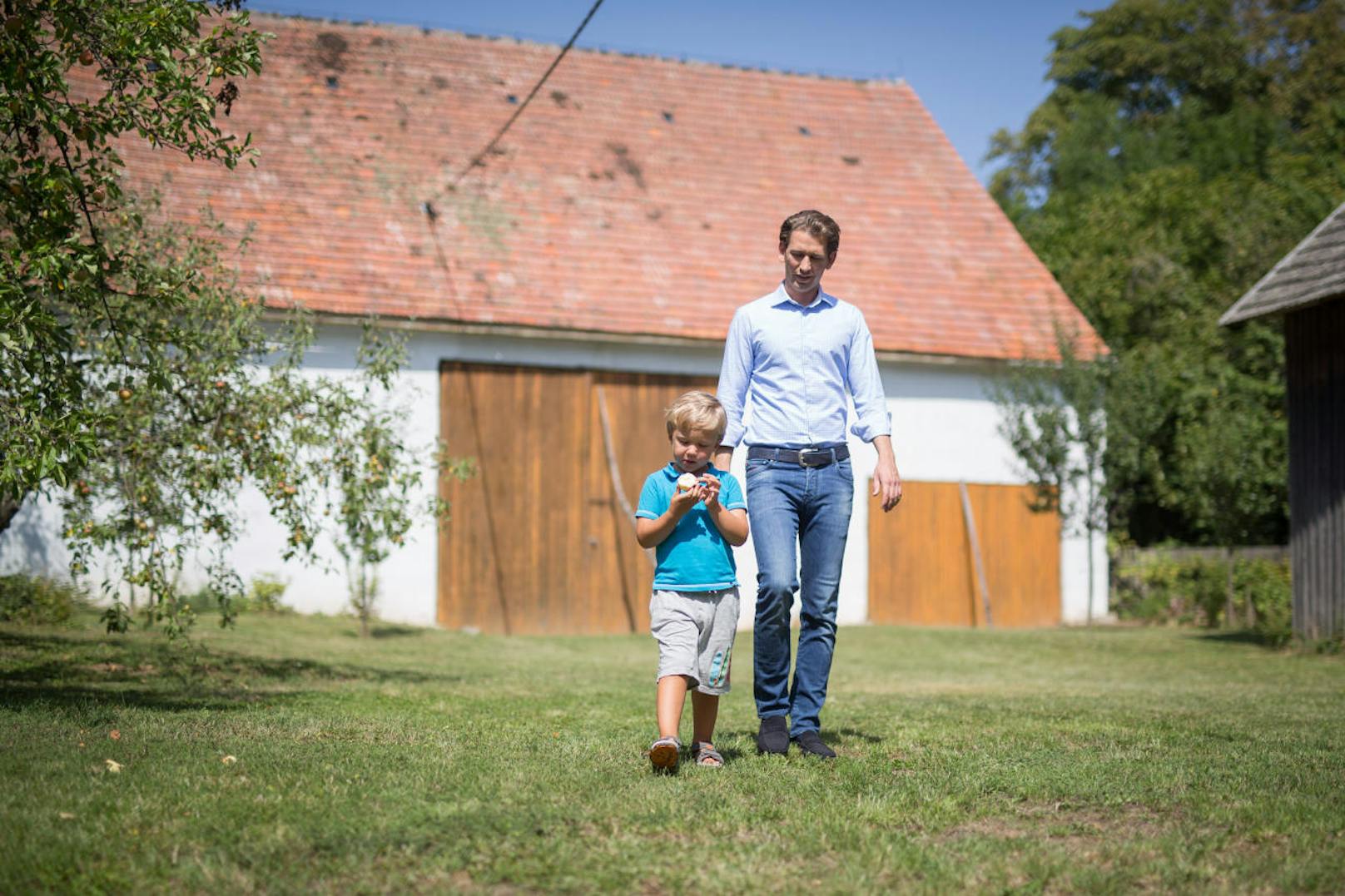 VP-Chef Sebastian Kurz mit seinem Patenkind, dem Sohn seiner Cousine Marlene im persönlichen Wahlkampf-Videoportrait.