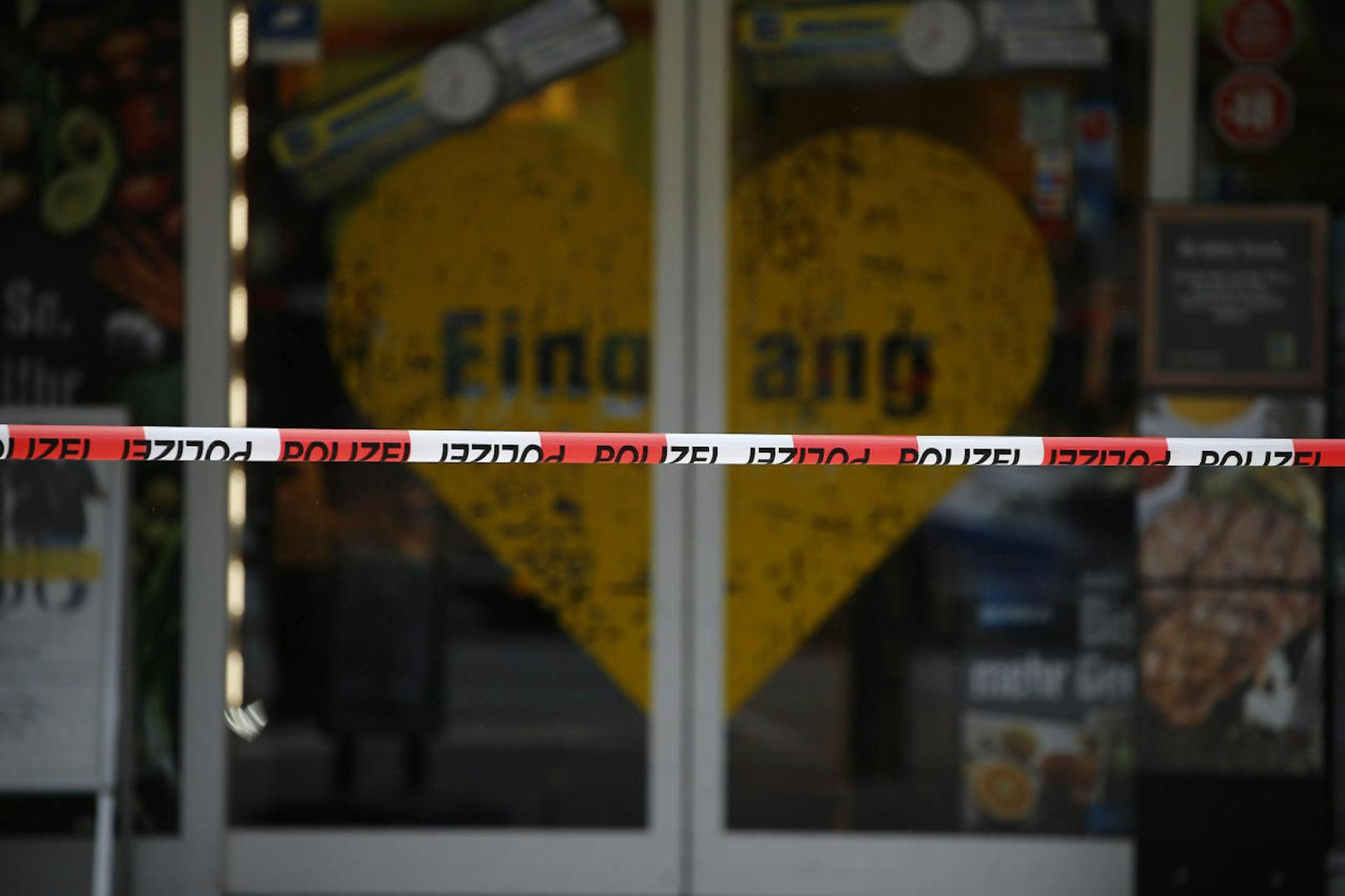 Ein Angreifer stach auf Kunden eines Hamburger Supermarkts ein. Er wurde festgenommen.