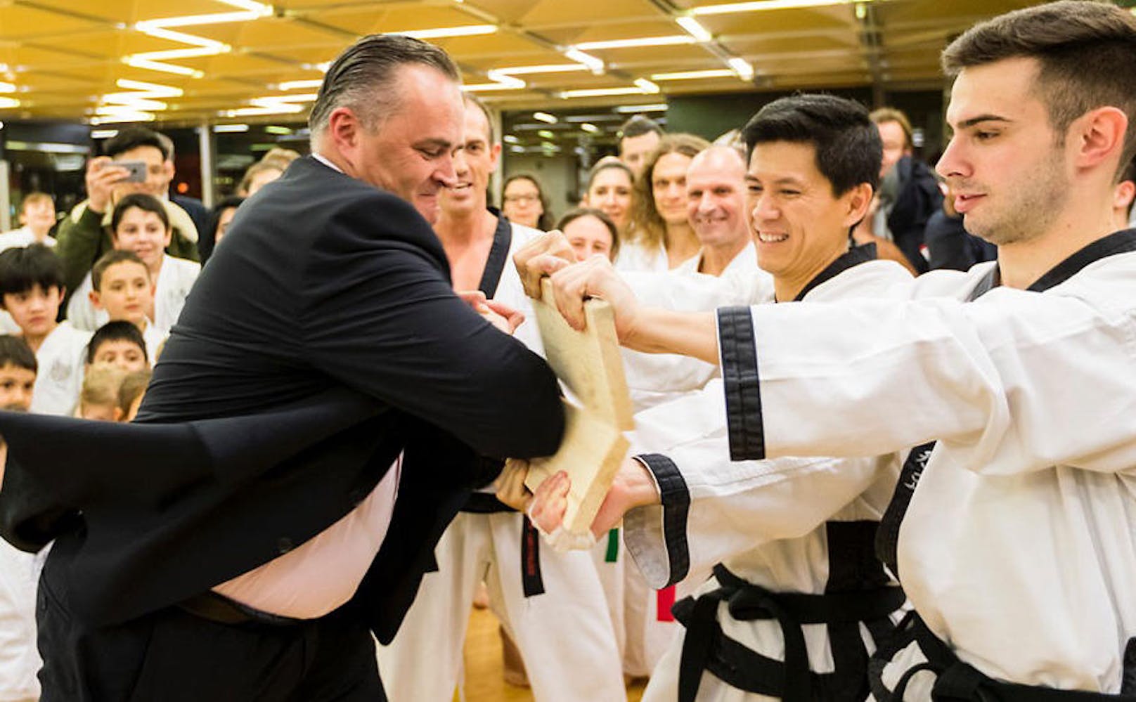 Bundesminister Doskozil bei Young-Ung-Taekwondo am Julius Tandler Platz