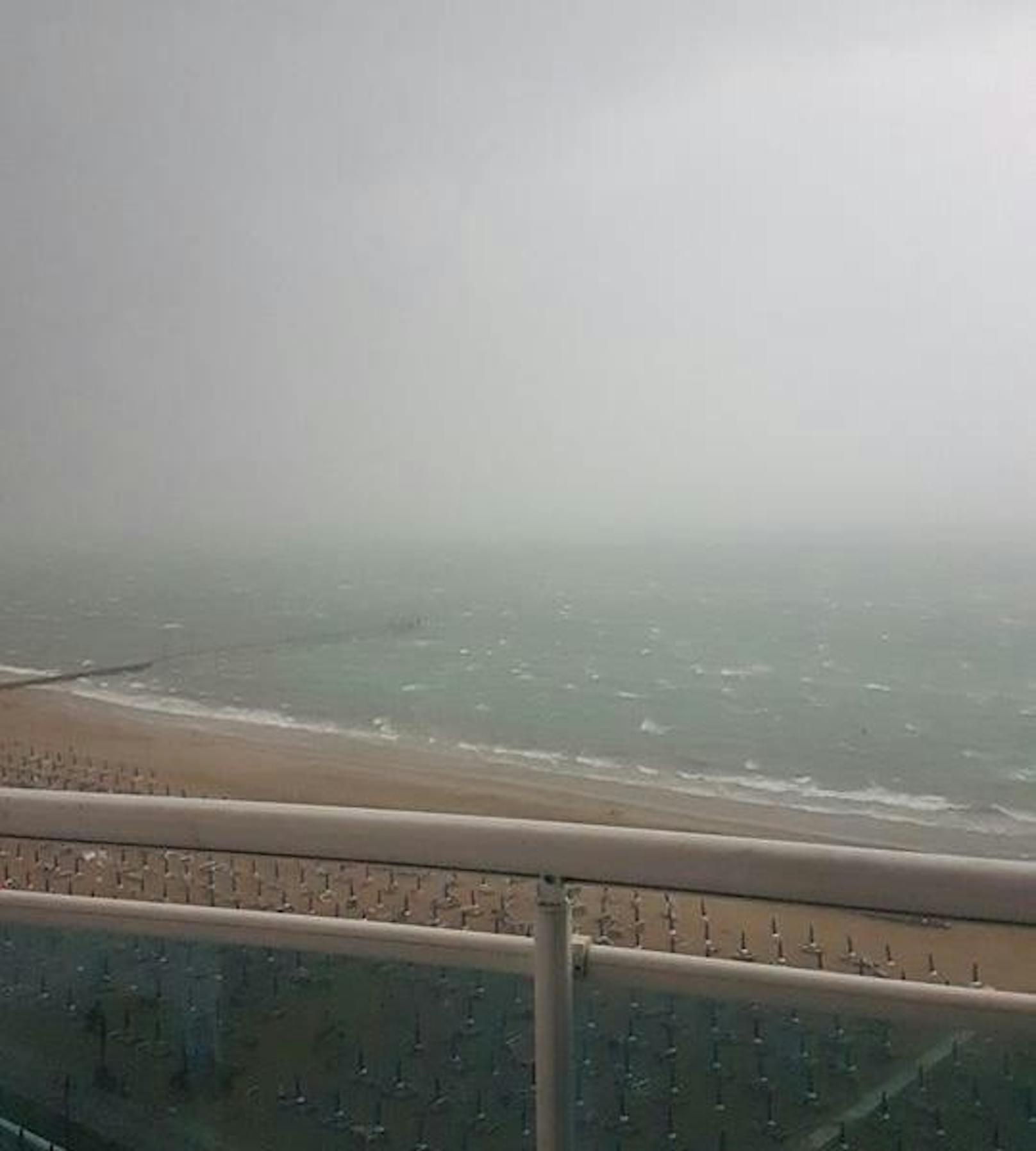 Leserreporter Milan M. fotografierte die Regenwand von seinem Hotelzimmer direkt am Strand von Jesolo aus.