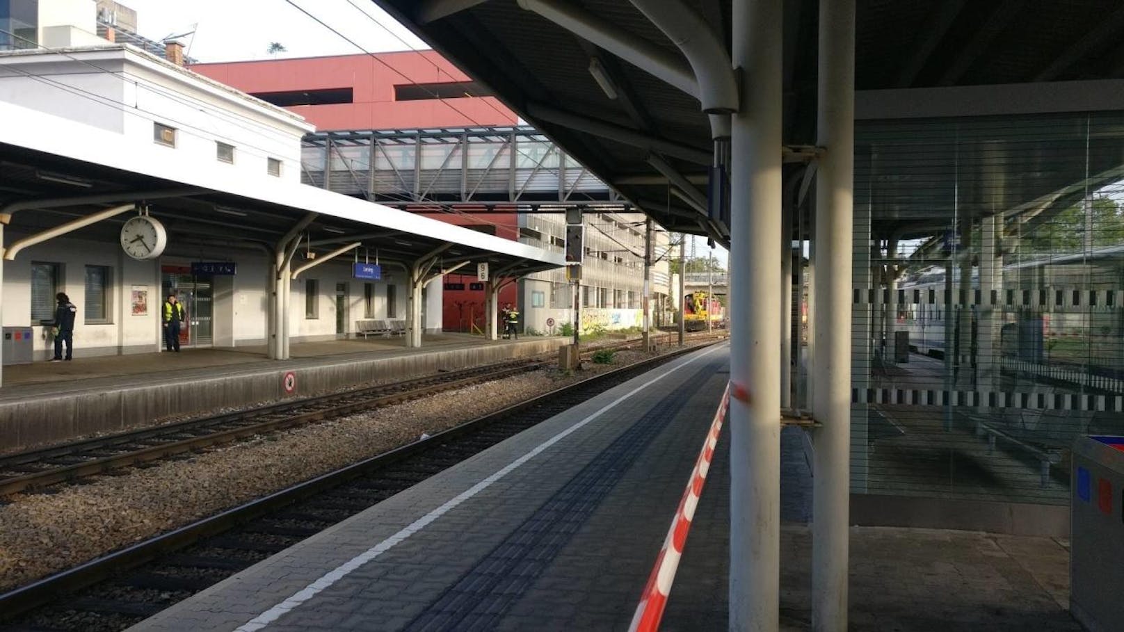 Montagmorgen: Oberleitungsstörung in Wien-Liesing. Fahrgäste sitzen im Zug fest.