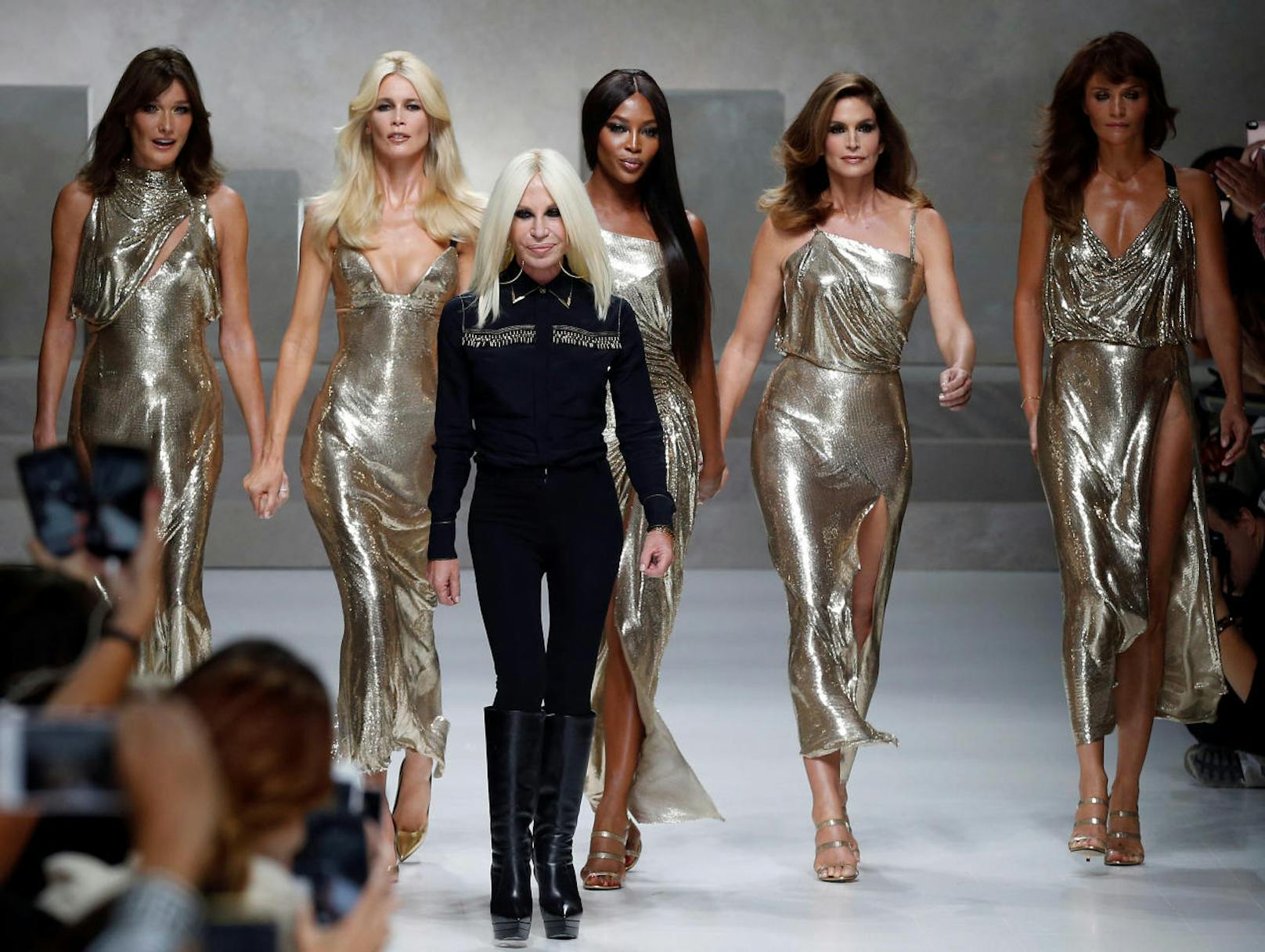 Donatella hat gut Lachen. Ihre Show wird wahrscheinlich die meistbesprochene der Fashion Week in Mailand