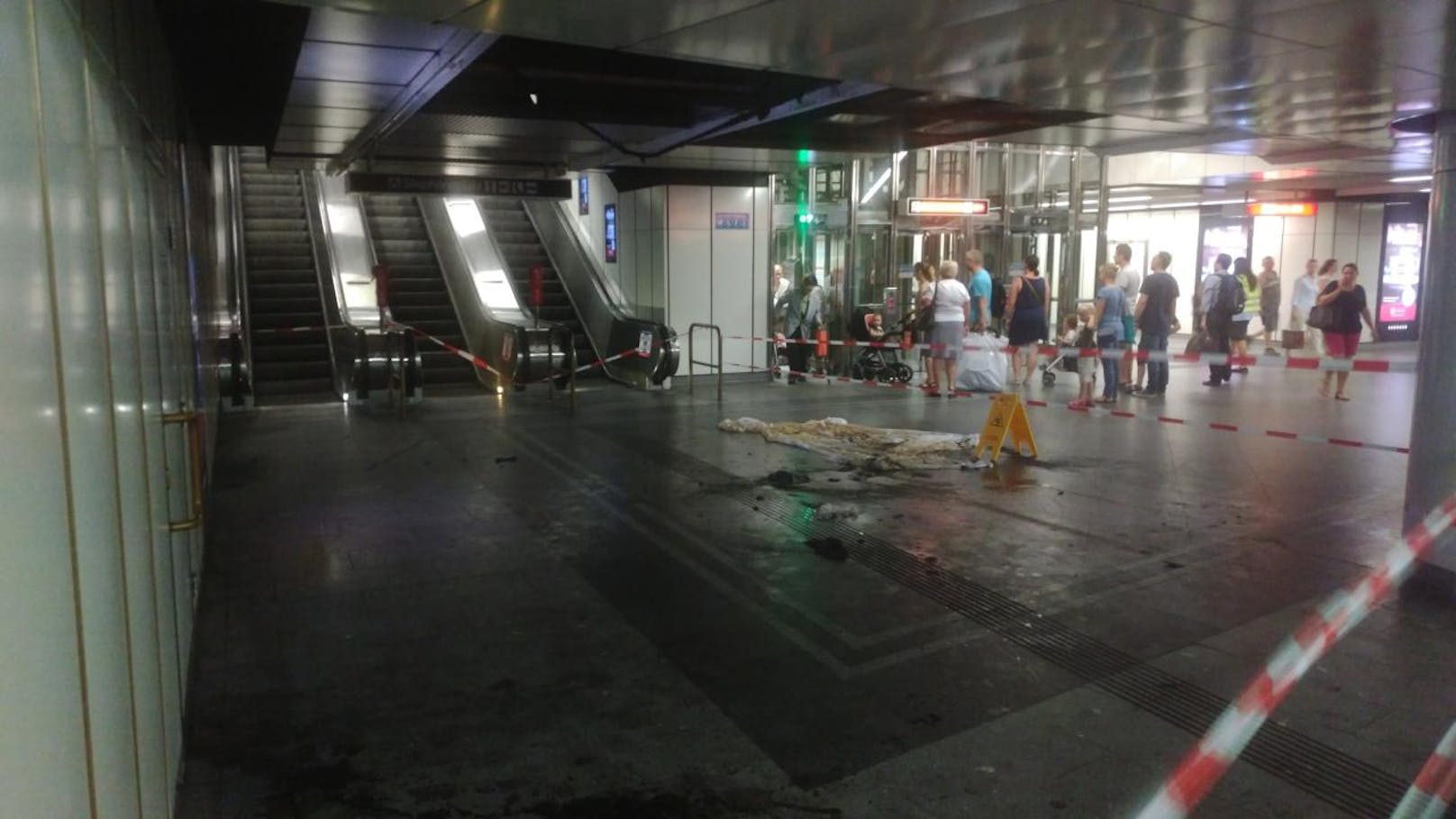 Fettwanne übergelaufen: Gestank in der U-Bahn-Station Stephansplatz