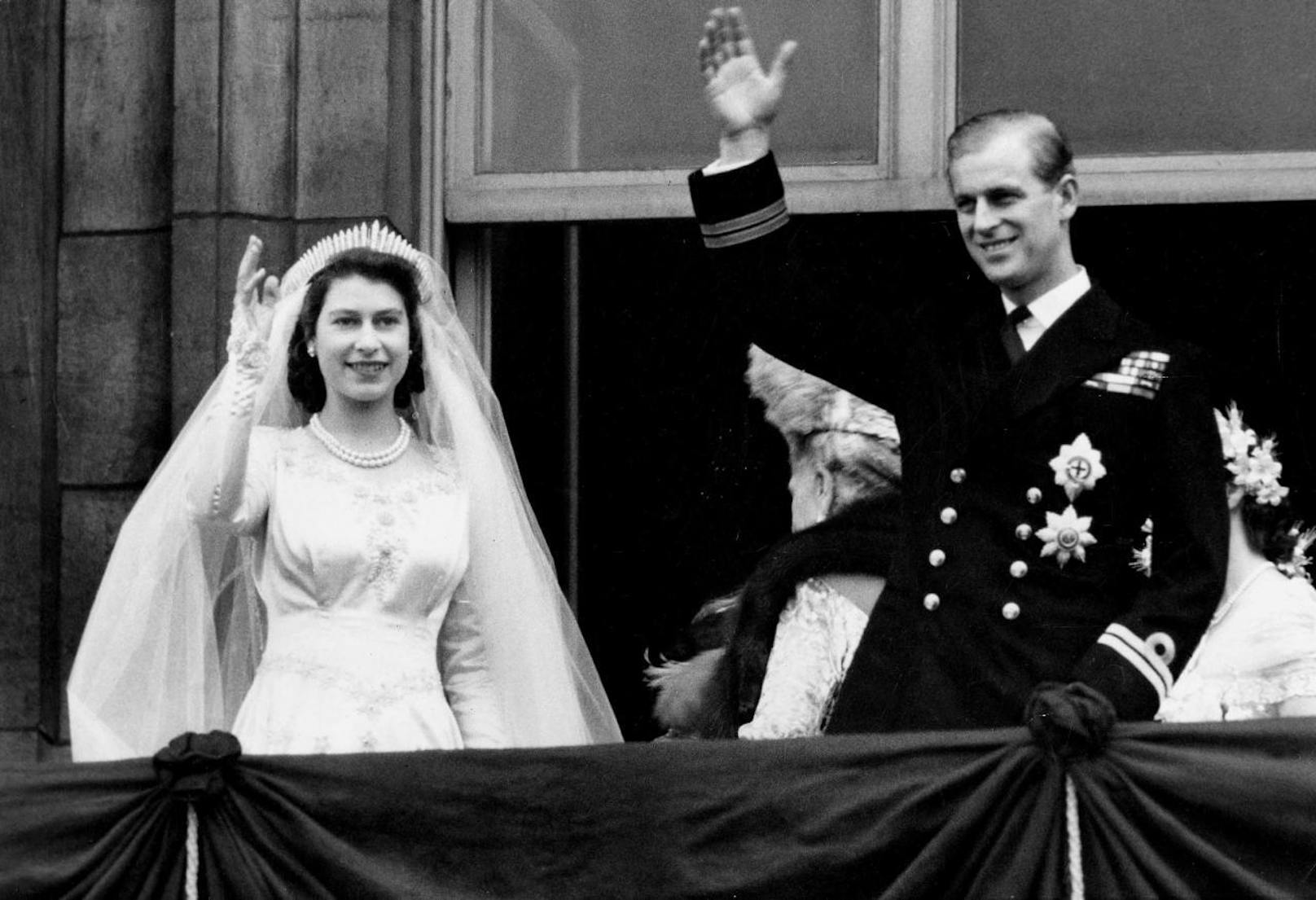 Als ein Fotograf bei einem Event 2015 einmal zu lang brauchte, unterbrach der Prinz dessen Arbeit mit den Worten: "Mach doch endlich das beschissene Foto!" ("Just take the fucking picture") Bild: Prinzessin Elizabeth und Prinz Philip bei ihrer Hochzeit am 20. November 1947 in der Westminster Abbey in London
