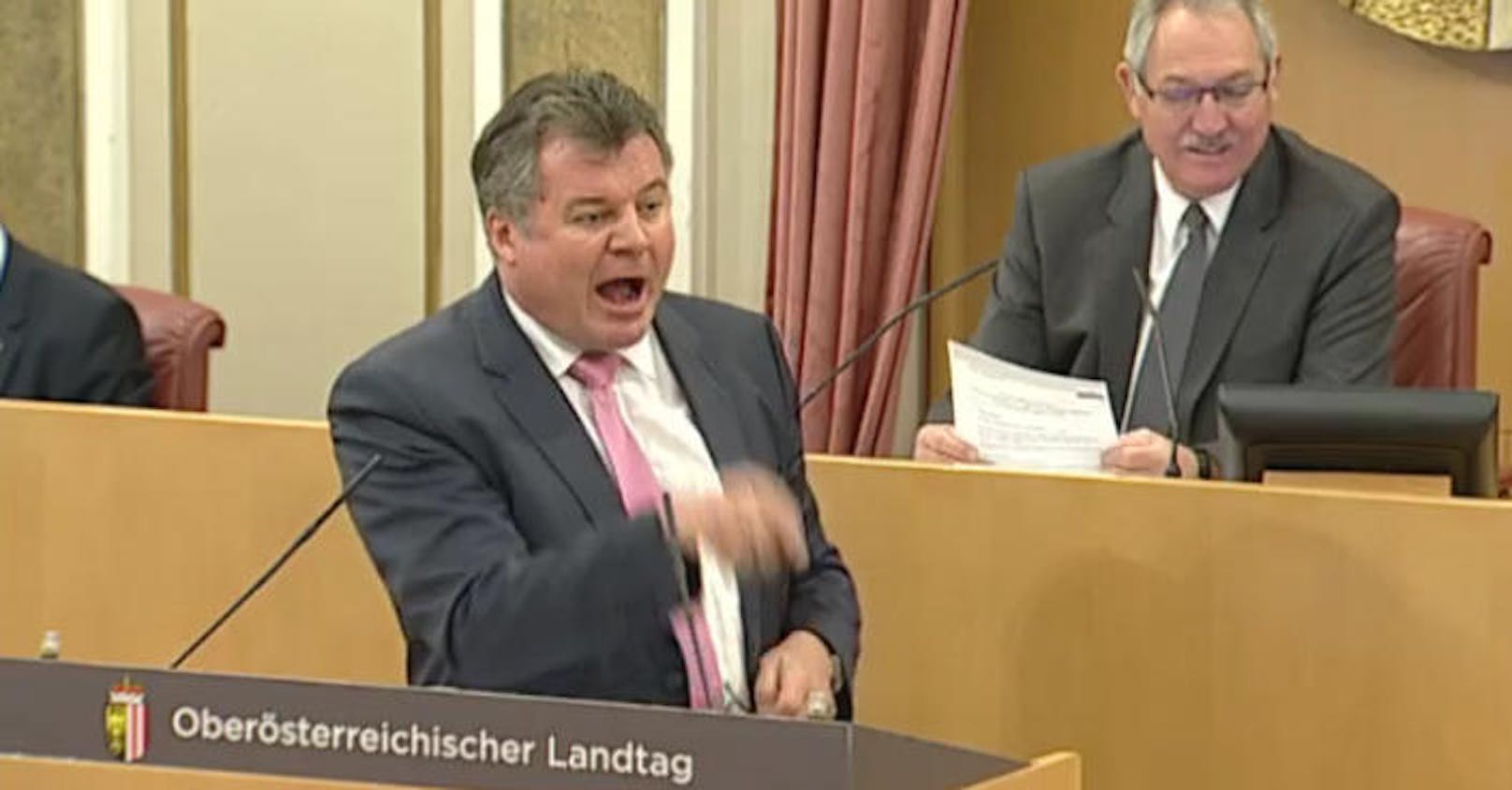 Nach einer Anfrage der SPÖ startete Günther Steinkellner im oö. Landtag einen wilden Rundumschlag.
