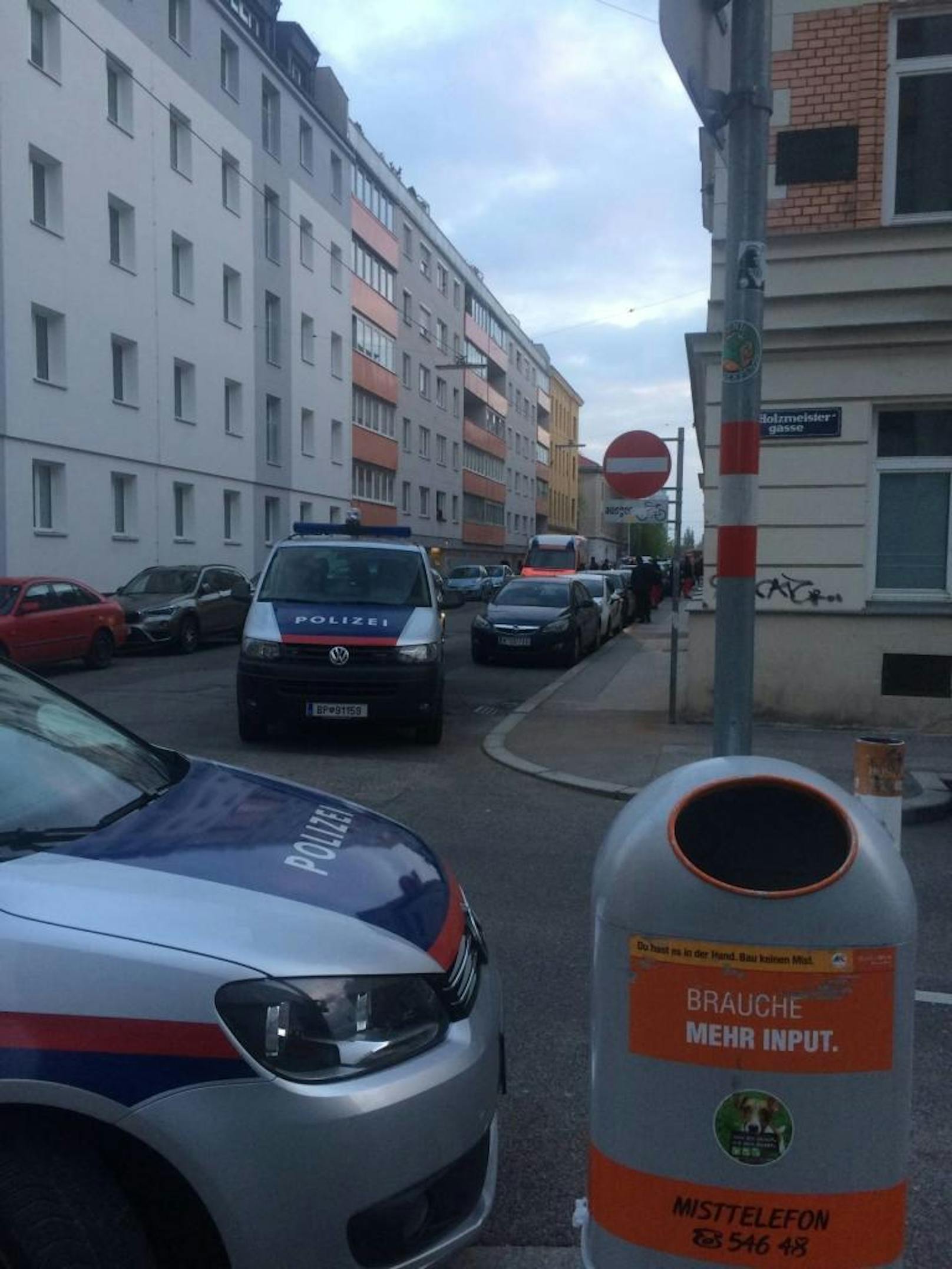 Fahrbachgasse 1210 in Wien-Favoriten! Eine wirft Gegenstände aus ihrem Fenster und schreit hysterisch