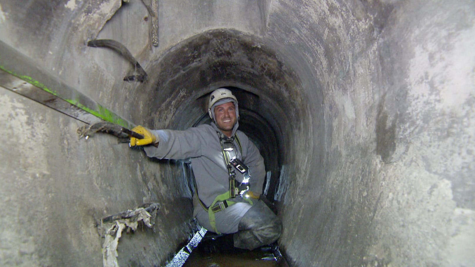 Der Kanalarbeiter Viktor Reuther bei seiner harten Arbeit im Wiener Kanal