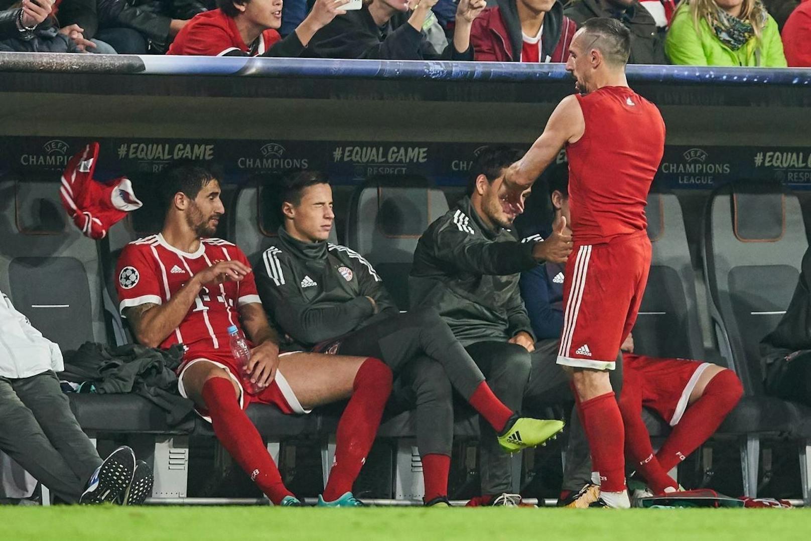 Franck Ribery wirft das Trikot erbost auf die Ersatzbank