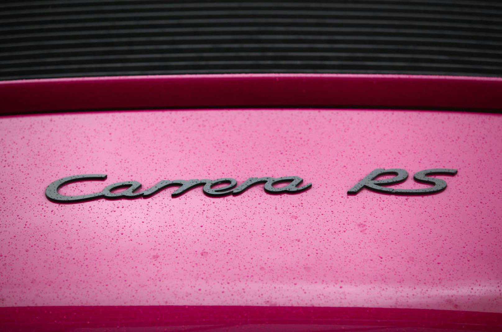 Sorgt schon im Stand für hohe Erwartungen - der Schriftzug "Carrera RS".