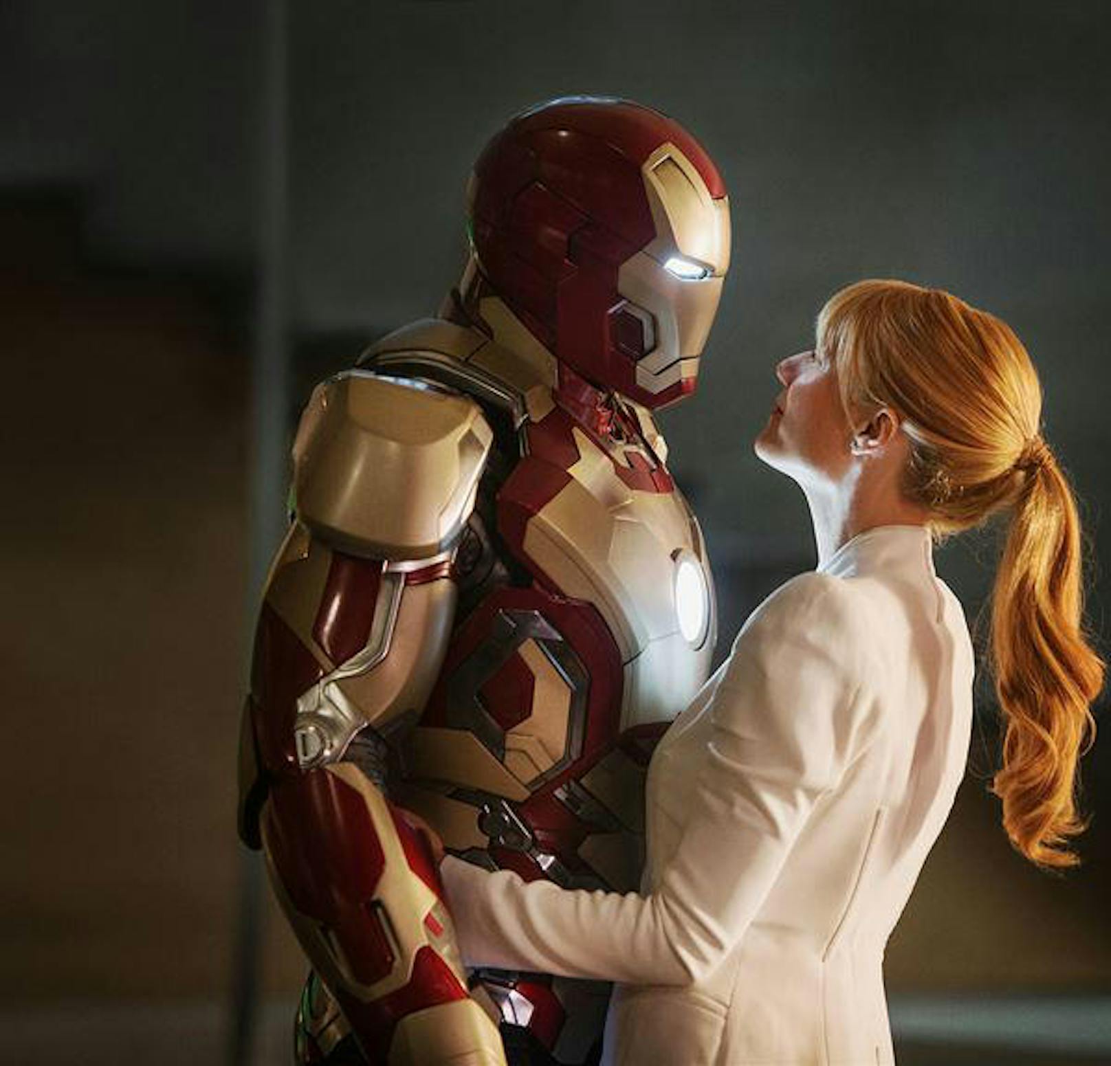 Pepper Potts (Gwyneth Paltrow) mit einem Iron-Man-Anzug in "Iron Man 3"