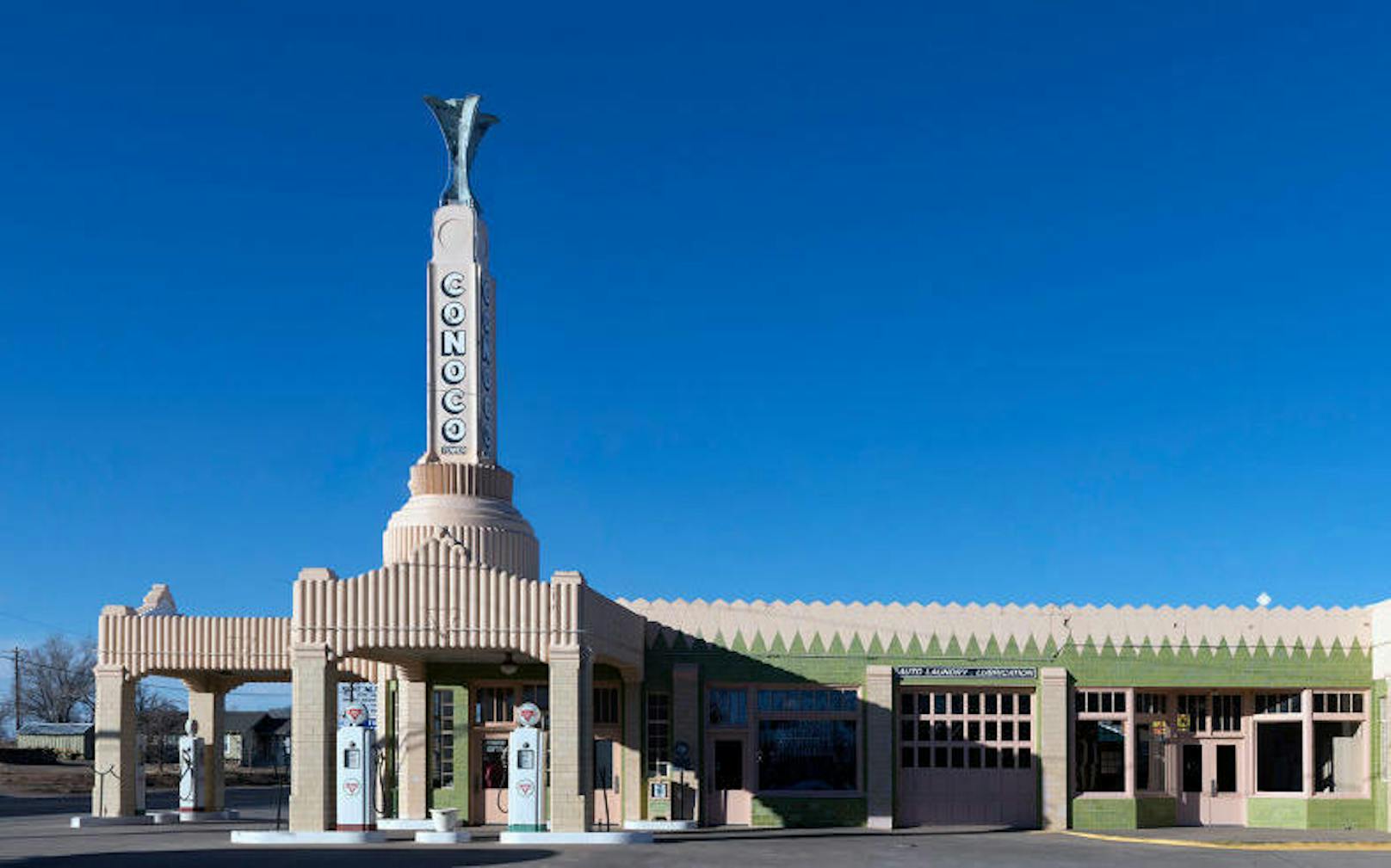 Das Mineralölunternehmen Conoco setzte beim Bau 1936 auf Art-déco-Elemente. Die Tankstelle in Shamrock, Texas, wurde mehrfach renoviert und ist noch immer in Betrieb.