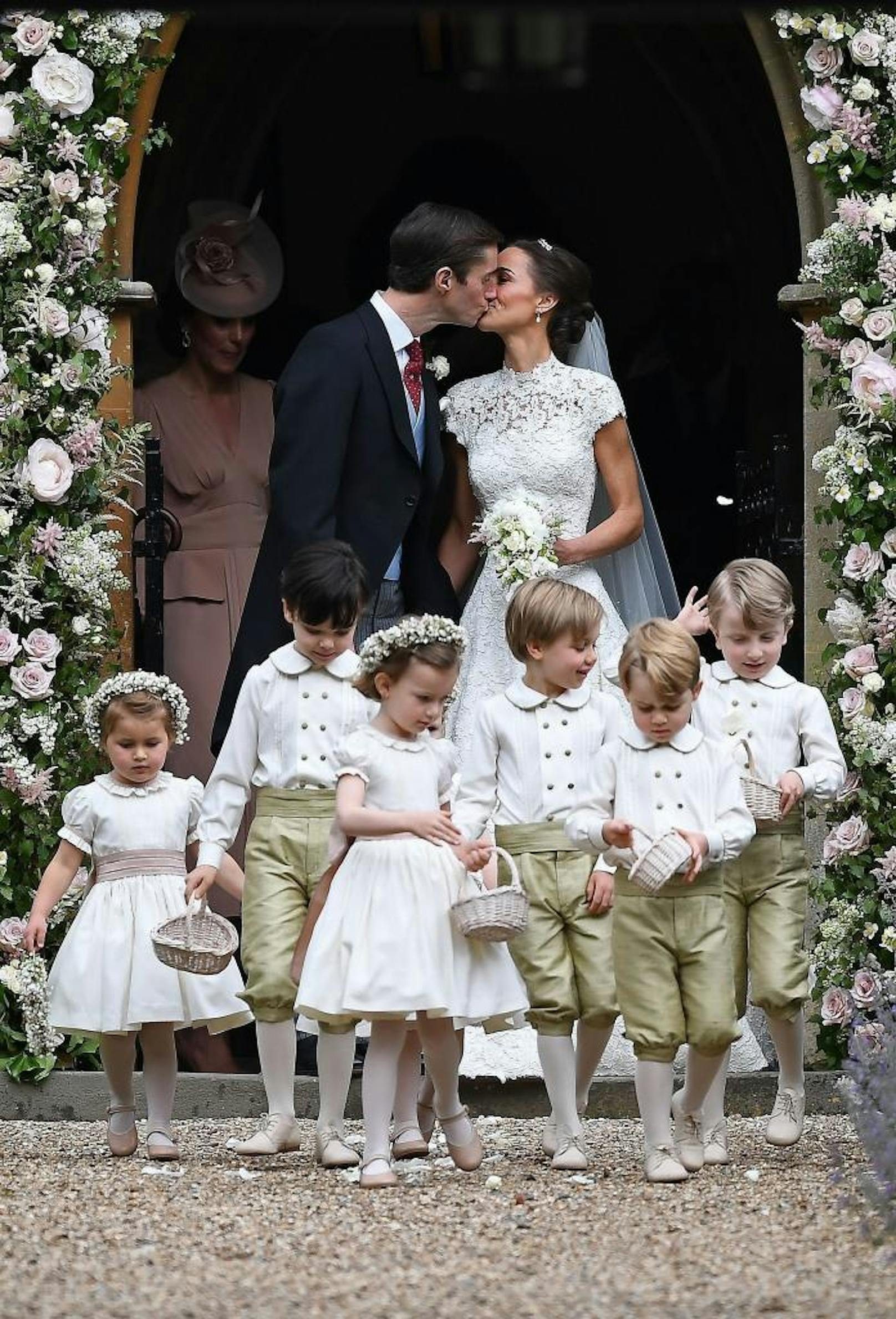 Pippa Middleton küsst ihren Ehemann James Matthews.