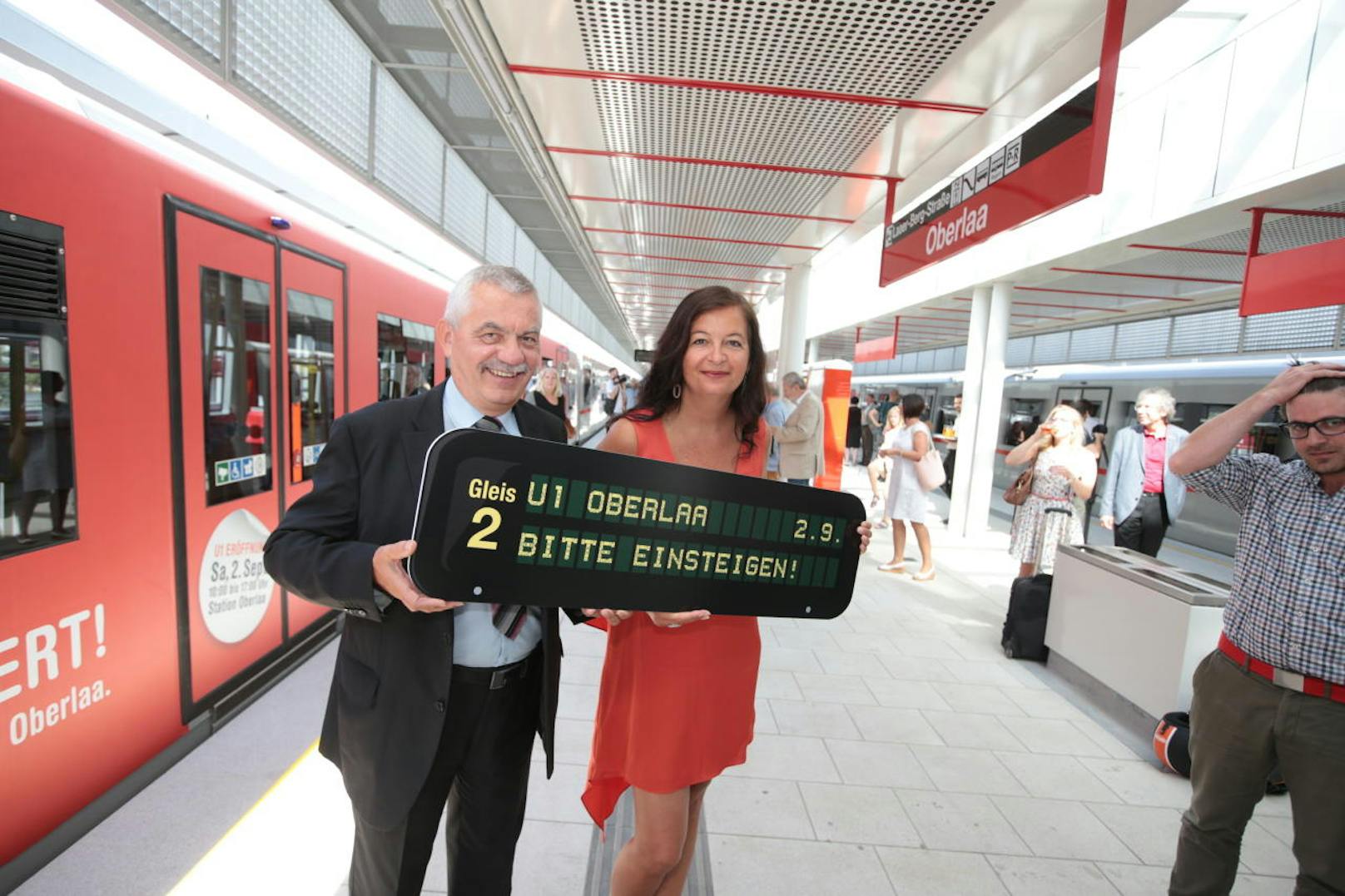 Öffi-Stadträtin Ulli Sima und Wiener-Linien-Geschäftsführer Günter Steinbauer präsentiern stolz die Erweiterung der Linie U1.