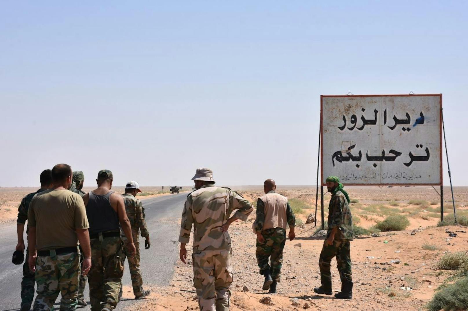 Seit knapp zweieinhalb Jahren ist die Stadt Deir Ez-Zor vom IS belagert. Nun sind Einheiten der Syrischen Armee bis an die Stadtgrenze vorgestoßen und haben die Belagerung aufgehoben.