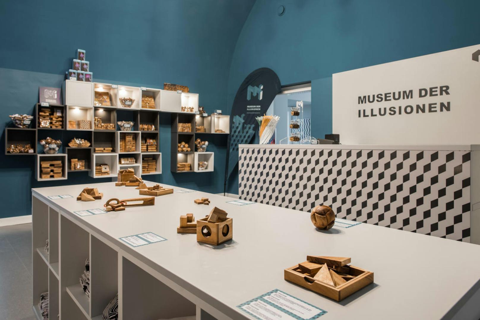 Mit über 70 Ausstellungsstücken zeigt das Museum der Illusionen die größte Sammlung von Hollogrammen, Stereogrammen und optischen Illusionen in Österreich.