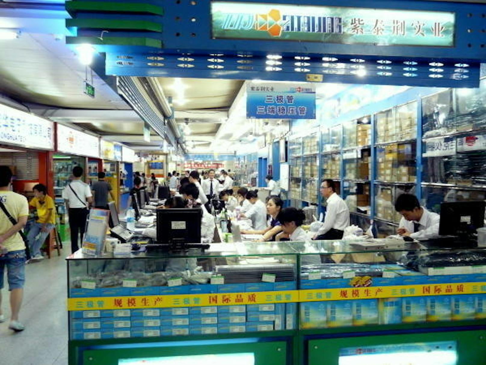 <b>Shenzhen, China</b>: Hier befindet sich der weltweit grösste Elektronikmarkt Huaqiangbei. Tausende Geschäfte mit blinkenden Werbetafeln flankieren den Ort. Für Produkte wie Smartphones, Hüllen, Kameras oder Speicherkarten gibt es hier gleich ein ganzes Quartier voller Läden. Auch wer seltene Ersatzteile und spezifisches Zubehör sucht, könnte hier fündig werden. Allerdings sind hier Sprachkenntnisse von Vorteil. Von Hongkong aus kommt man hier in ein bis zwei Stunden hin, braucht aber ein Visum.