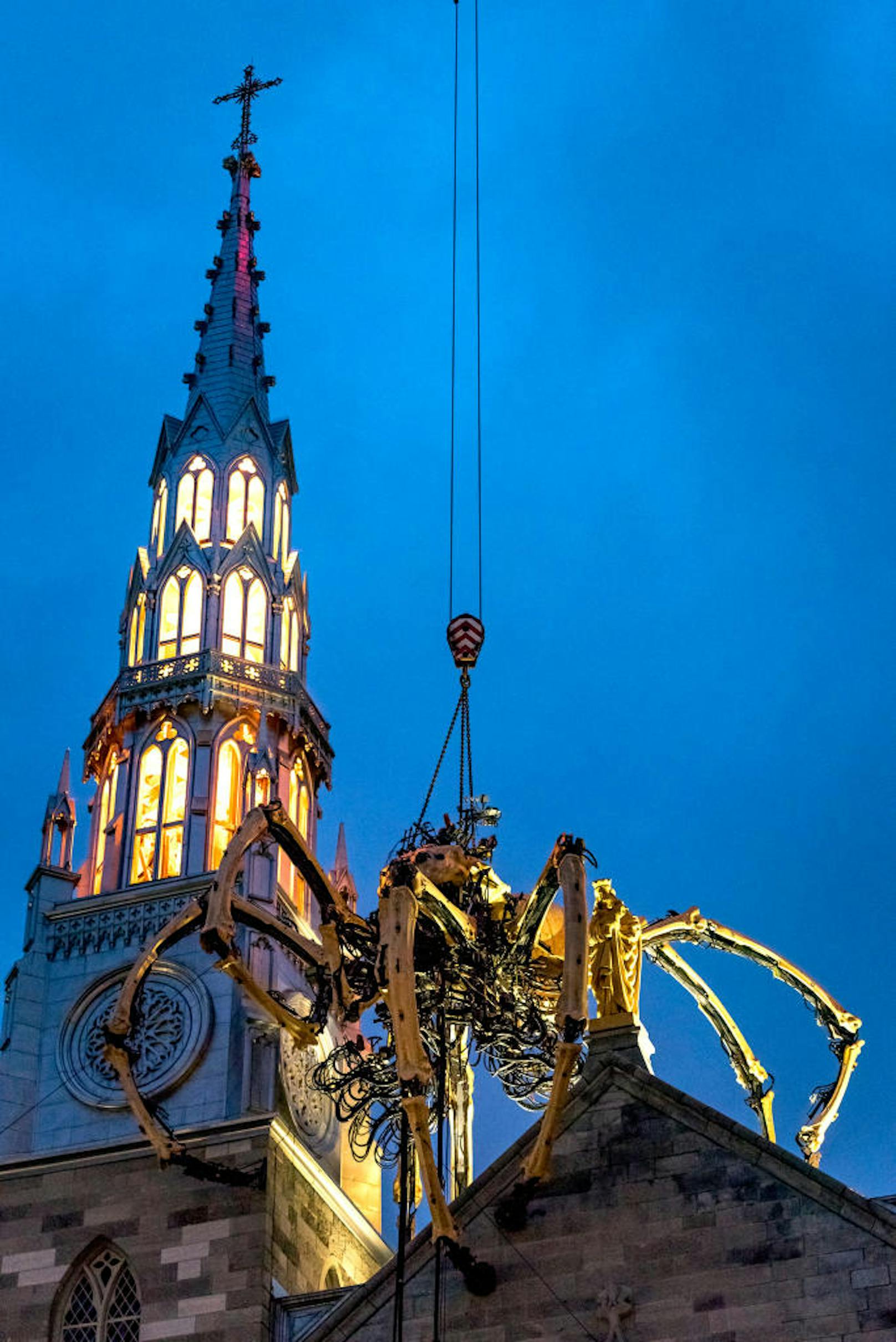 Riesenspinne (Roboter) in Ottawa auf der Notre Dame Kathedrale_4
