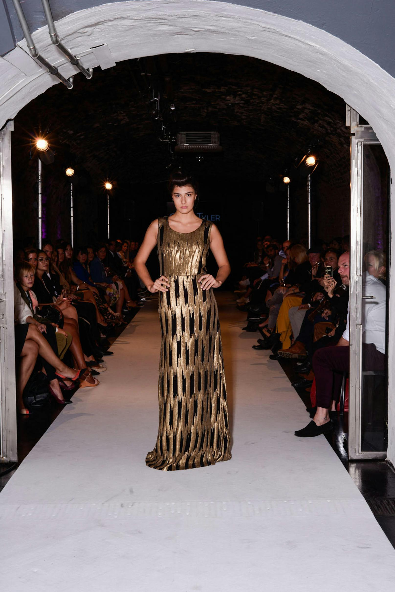 Die Frau in Gold: Modell von Designer Claus Tyler