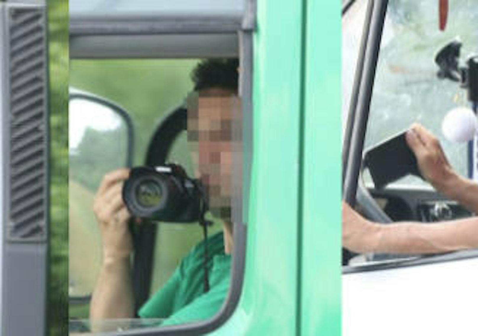 Zahlreiche Menschen filmten und fotografierten aus ihren Autos. Damit behinderten sie die Arbeit der Einsatzkräfte.