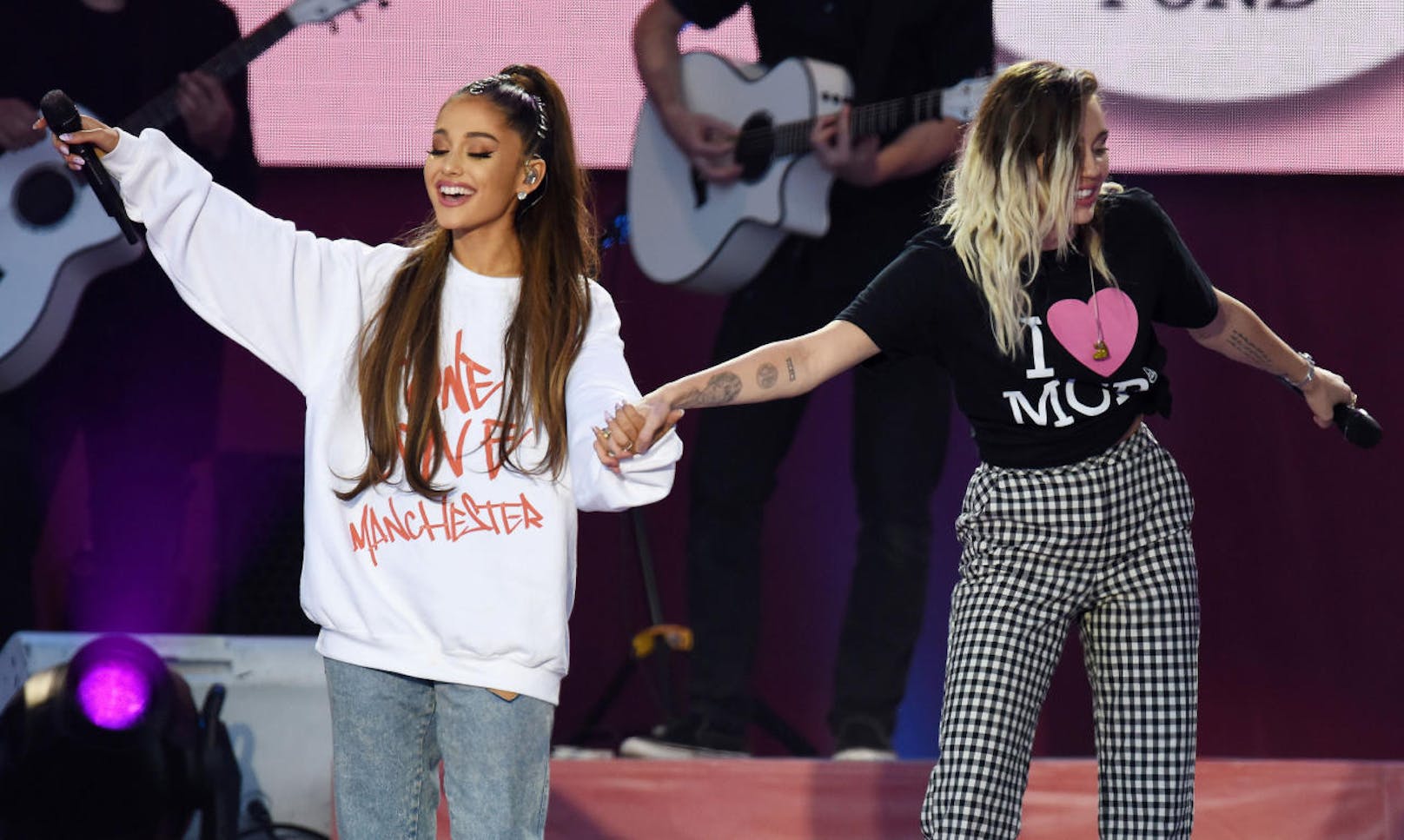 Ariana Grande (L) und Miley Cyrus singen beim One Love Manchester Benefizkonzert