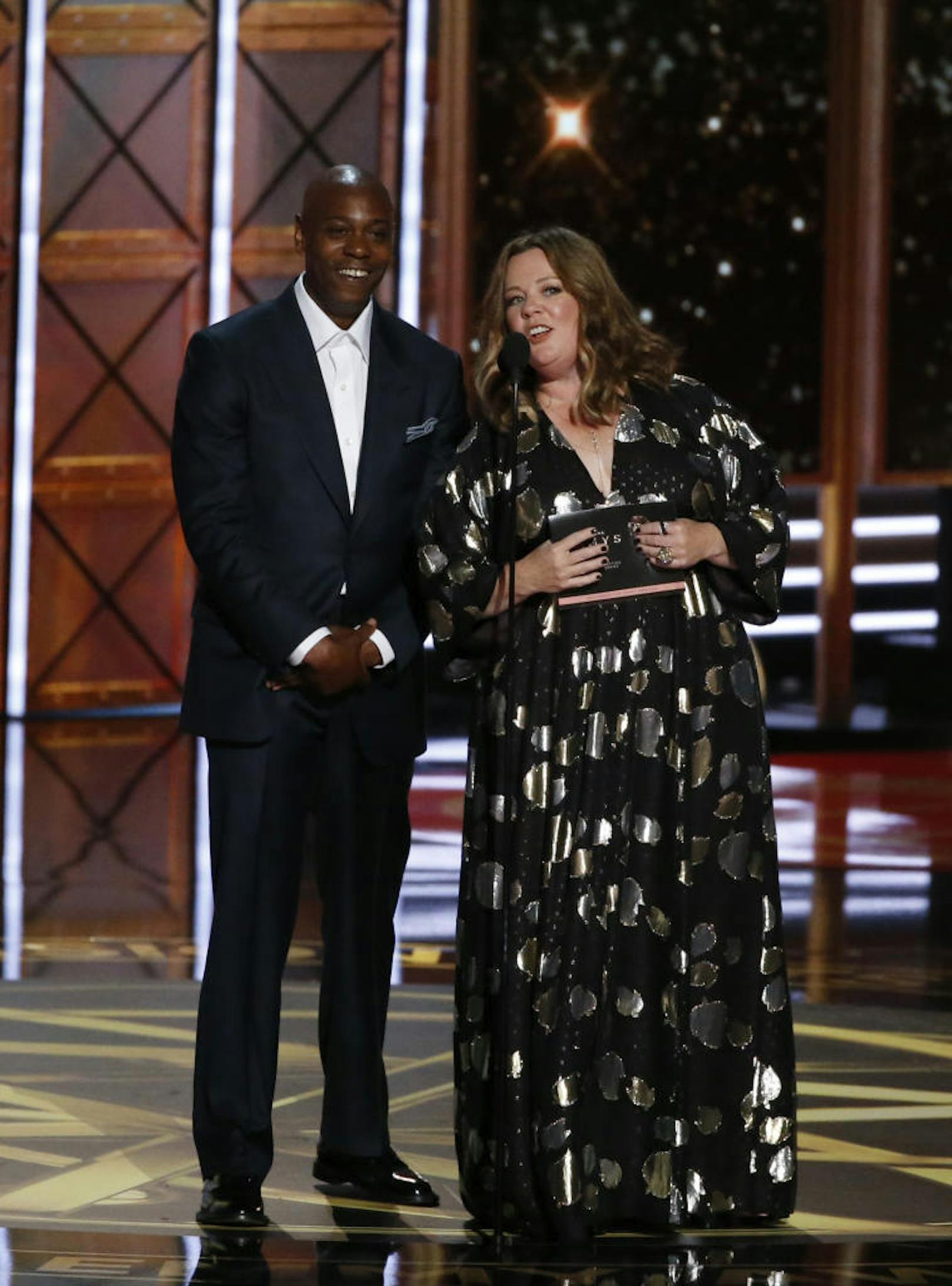 Melissa McCarthy und Dave Chappelle überreichen den Emmy für die Beste Regie in einer Comedy Serie