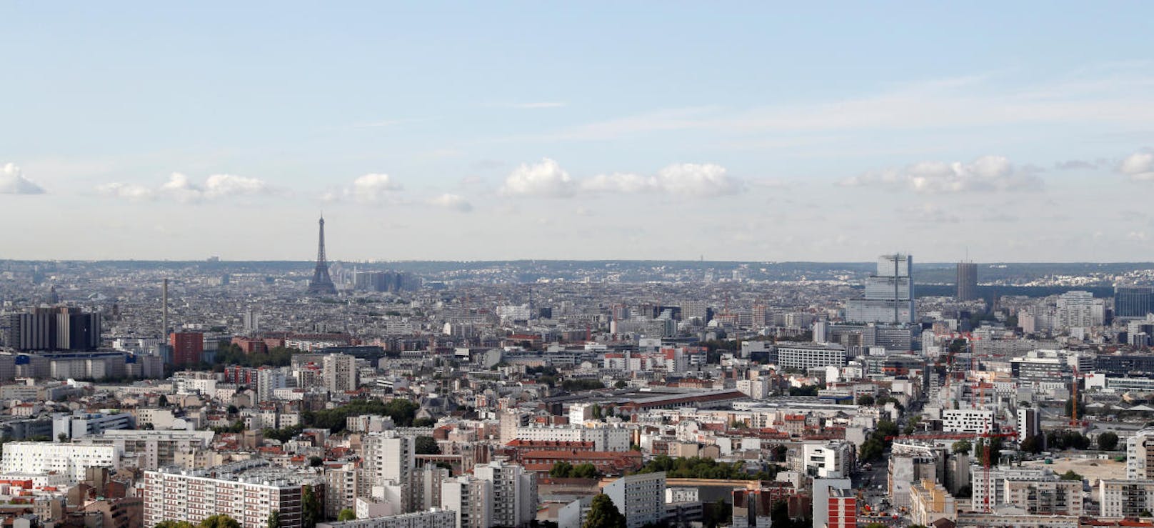 Der Eiffelturm ist das weithin sichtbare Wahrzeichen der französischen Hauptstadt Paris.