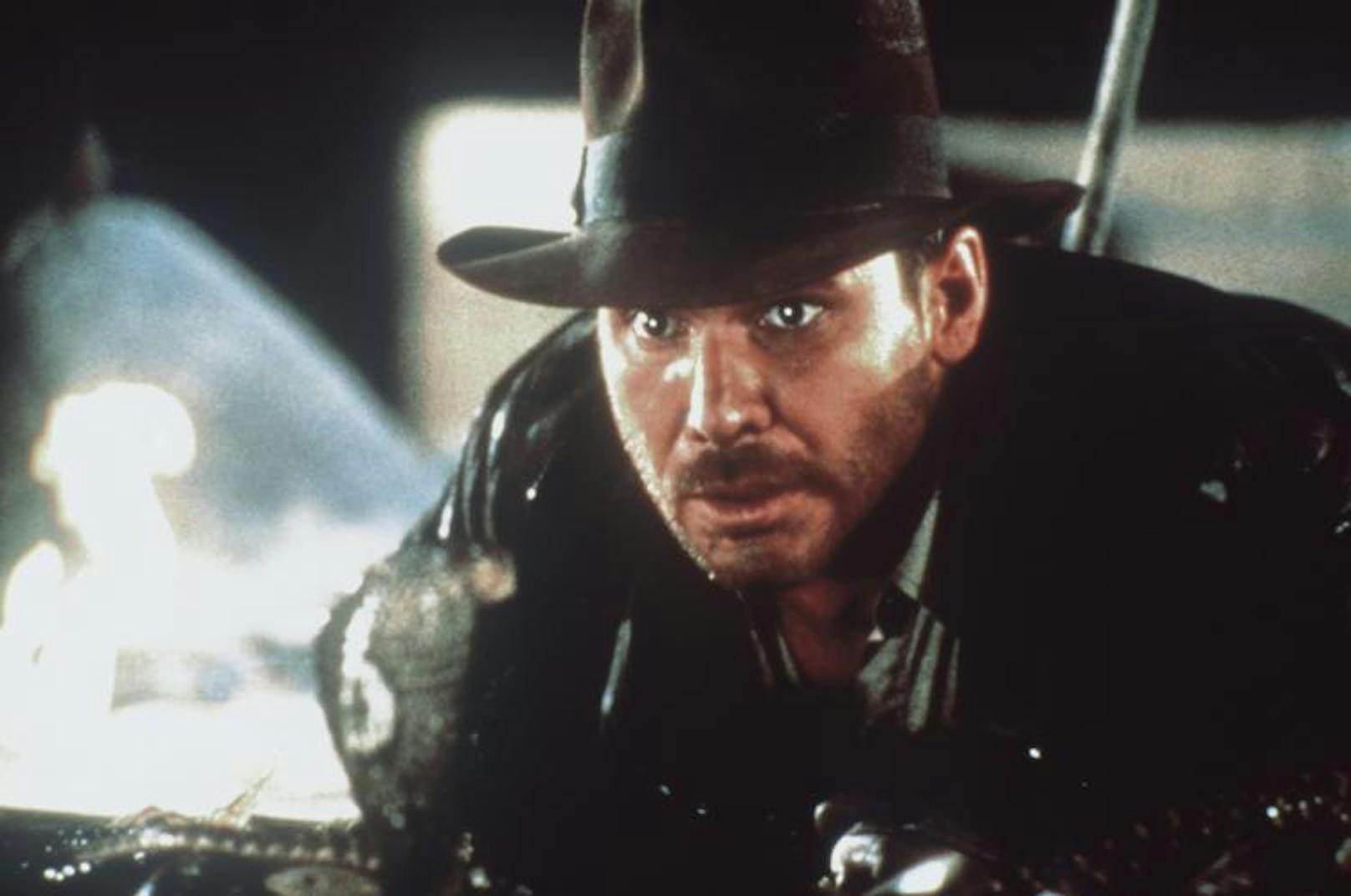 <strong>JÄGER DES VERLORENEN SCHATZES (USA 1981, Regie: Steven Spielberg)</strong>: Im ersten Abenteuer von Schatzsucher Indiana Jones geht es ebenso turbulent zu. Harrison Ford begibt sich darin auf die Suche nach der Bundeslade, bevor sie sich fiese Nazis unter den Nagel reißen wollen. <em>Verfügbar auf: Amazon, Netflix</em>