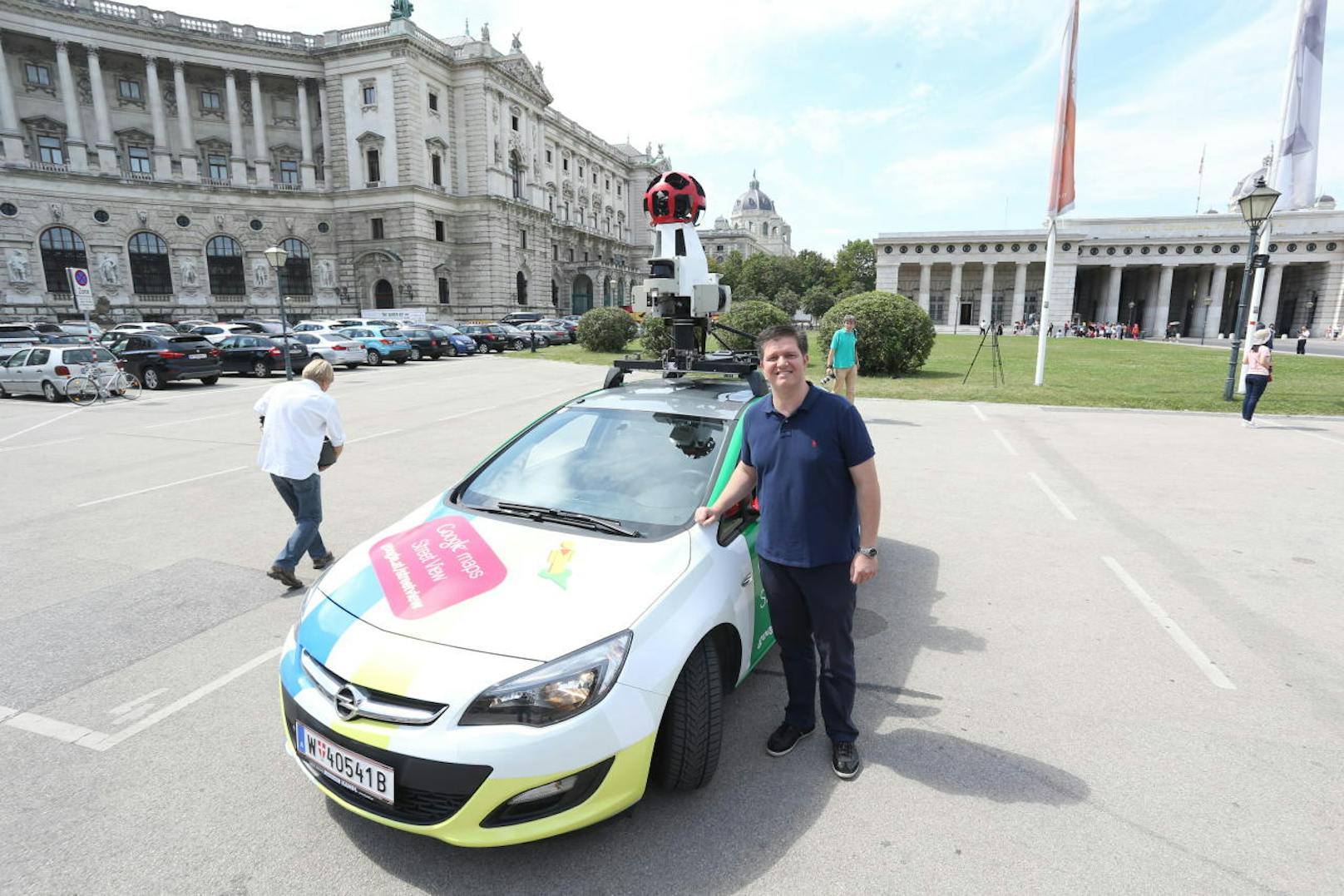 Wolfgang Fasching-Kapfenberger, Unternehmenssprecher von Google Austria, bei der Präsentation des Street View Car.