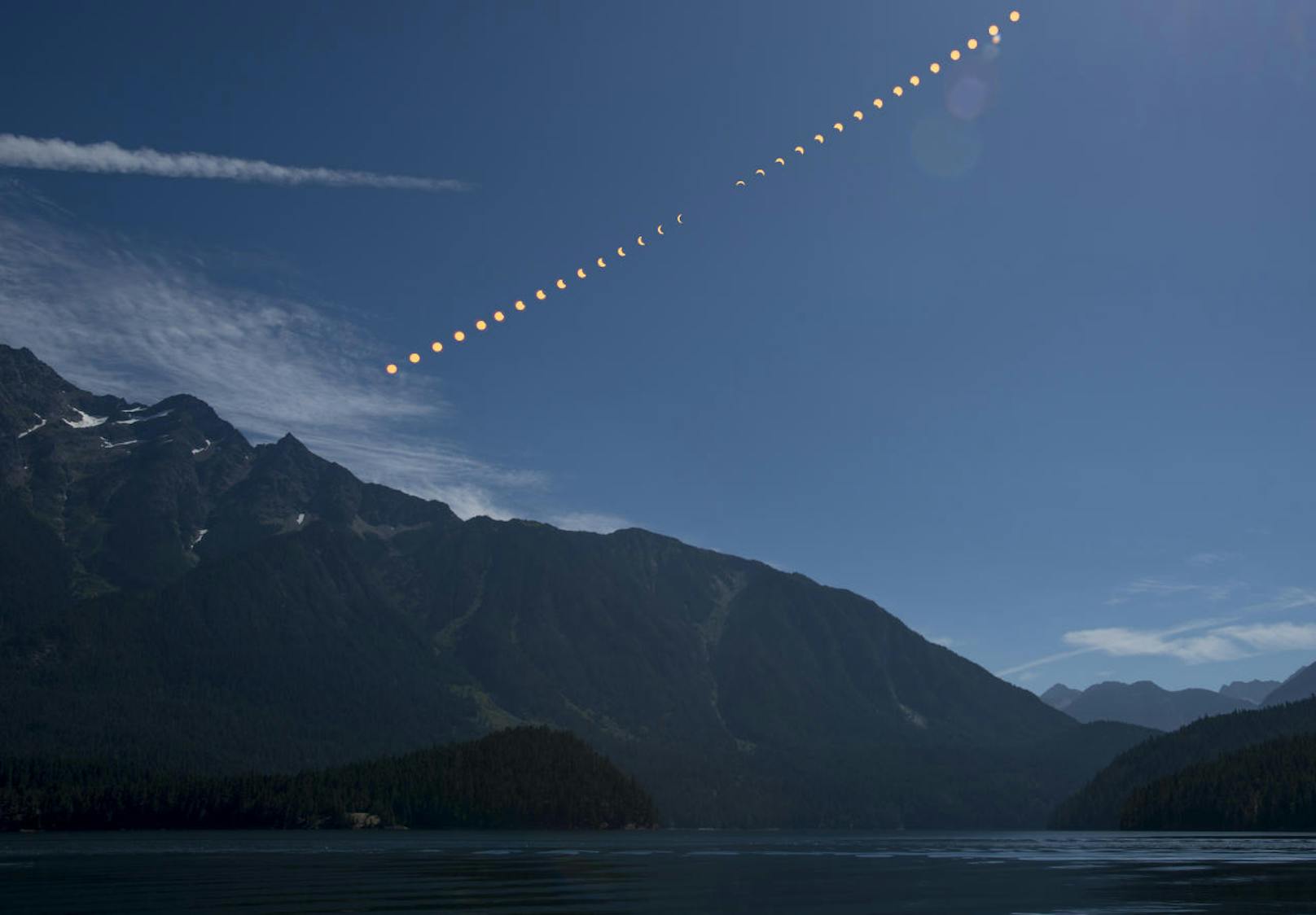 Dieses Bild aus dem Bundesstaat Washington zeigt die verschiedenen Phasen der totalen Sonnenfinsternis.