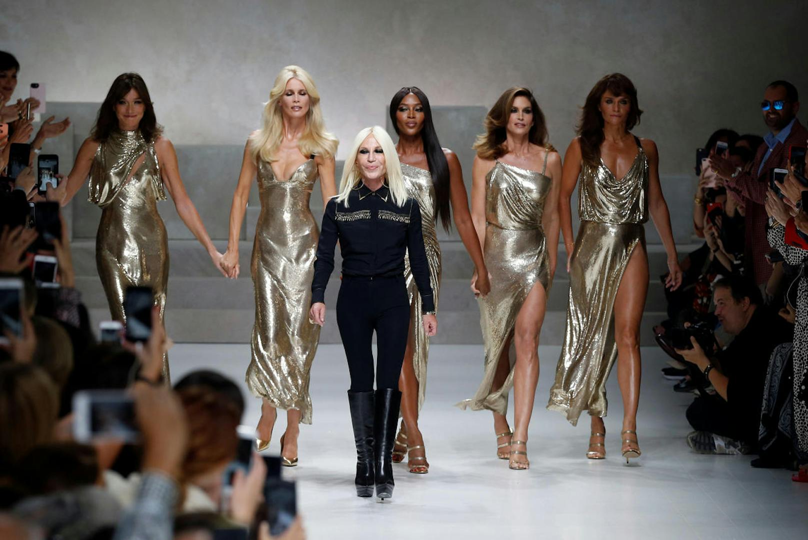 Donatella Versace (3. v. l.) als Queen des Abends inmitten von Carla Bruni (L), Claudia Schiffer, Naomi Campbell, Cindy Crawford und Helena Christensen (R) 