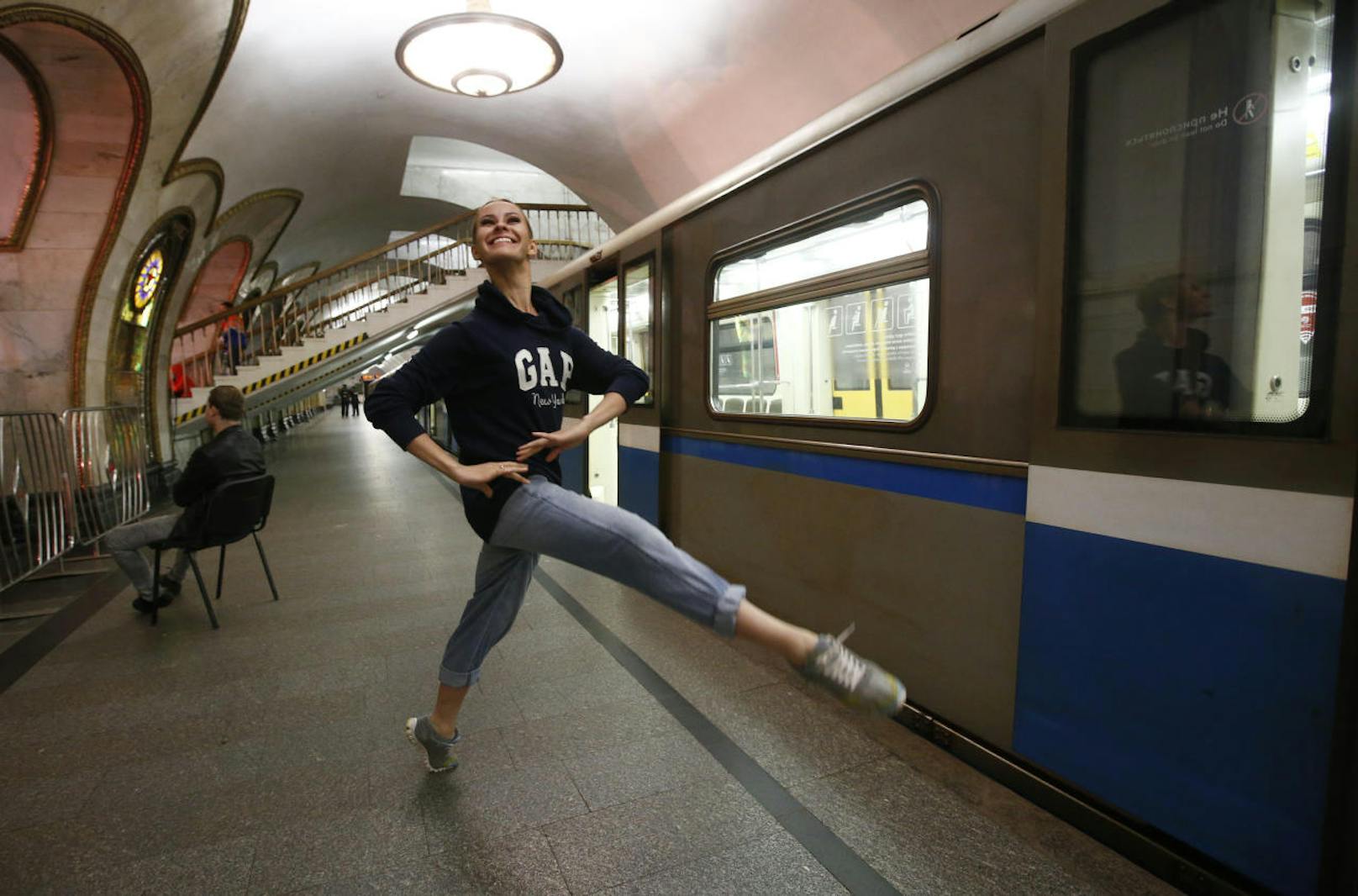 Kreml-Ballett tanzt Nacht in U-Bahn-Station Novoslobodskaya in Moskau durch
Fotocredit: Reuters/Sergei Karpukhin
