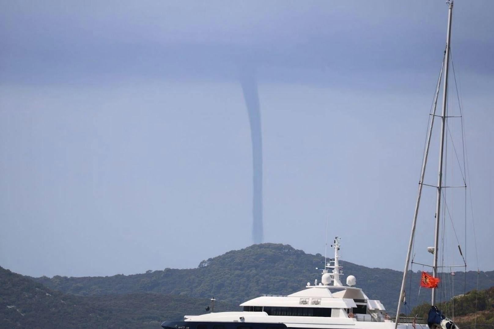 Am Samstag Vormittag sichteten Touristen in der Stadt Slano einen Doppel-Tornado.