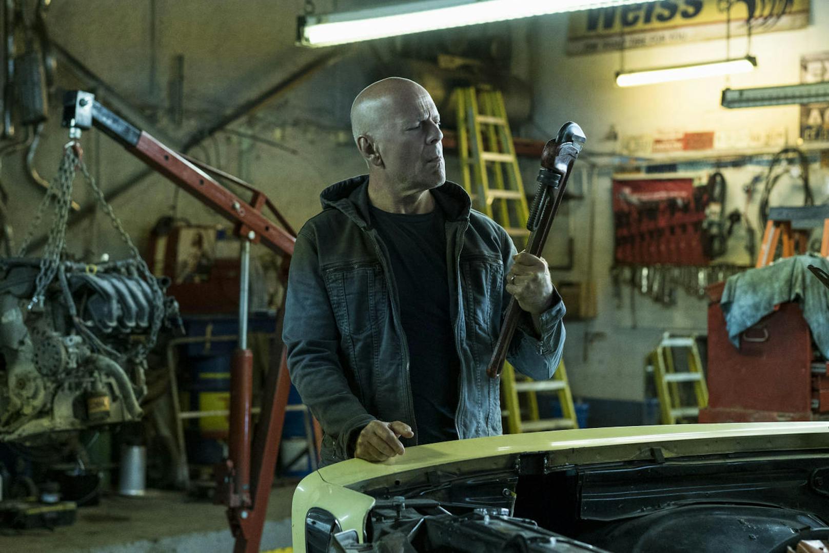 Die richtige Waffe will gut gewählt sein: Paul Kersey (Bruce Willis) in "Death Wish" (Bild: Universum Film). 