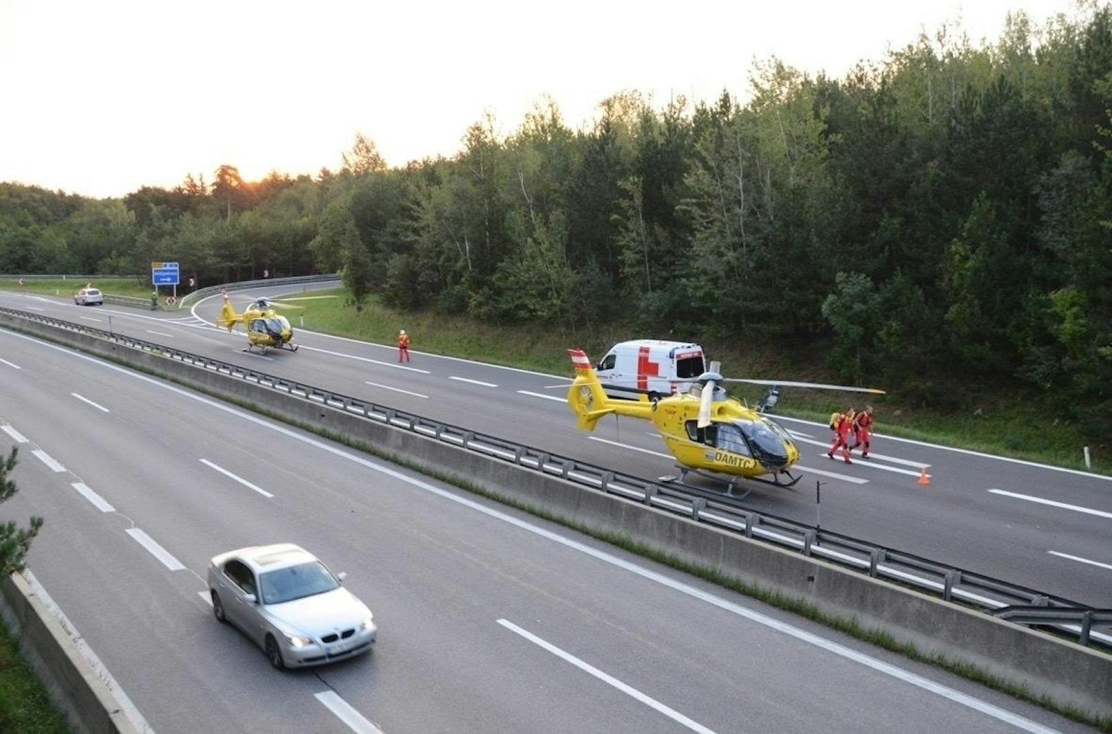Zwei ÖAMTC-Hubschrauber landeten direkt auf der A21
